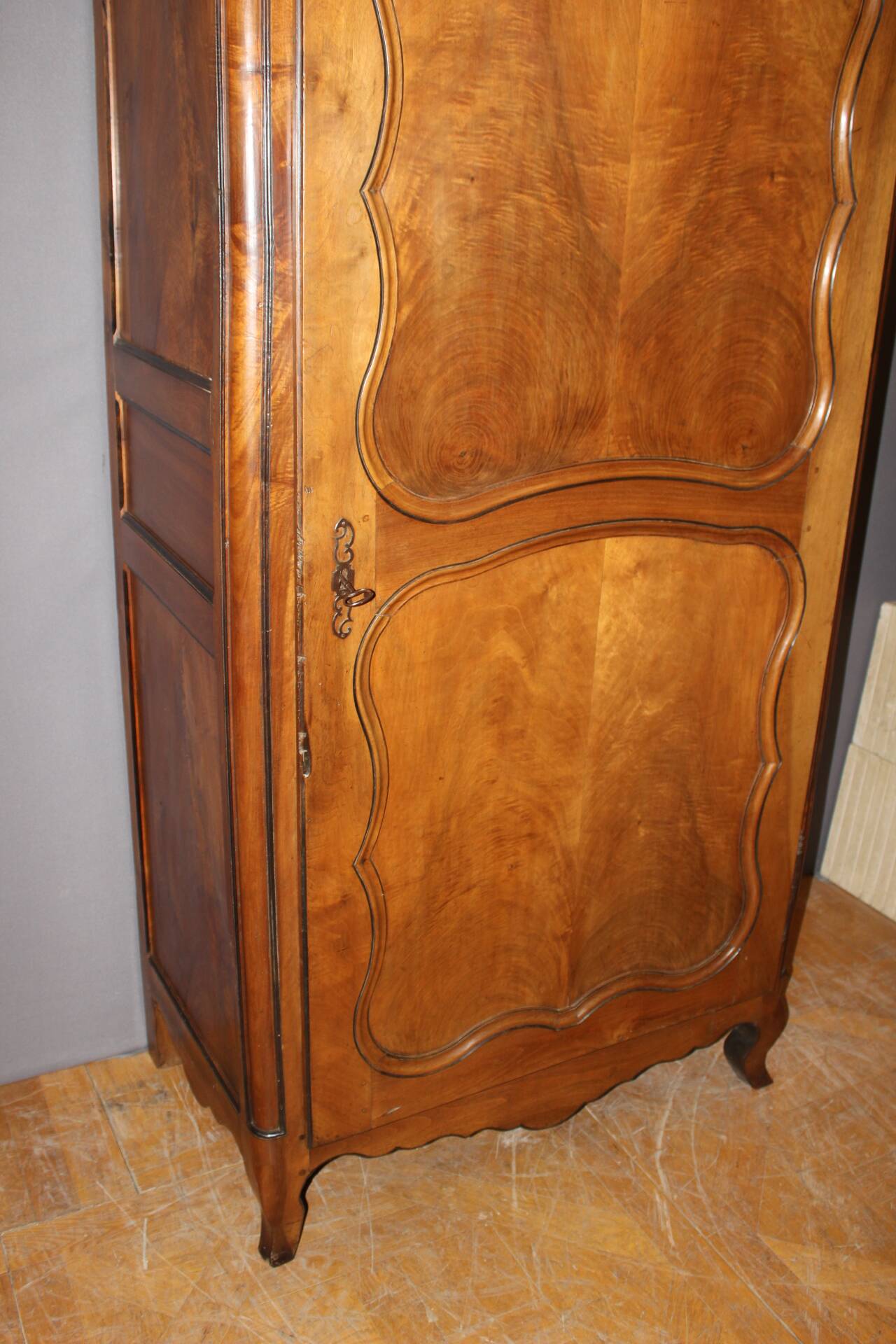 Louis XV bonnetière in walnut from the late 18th century