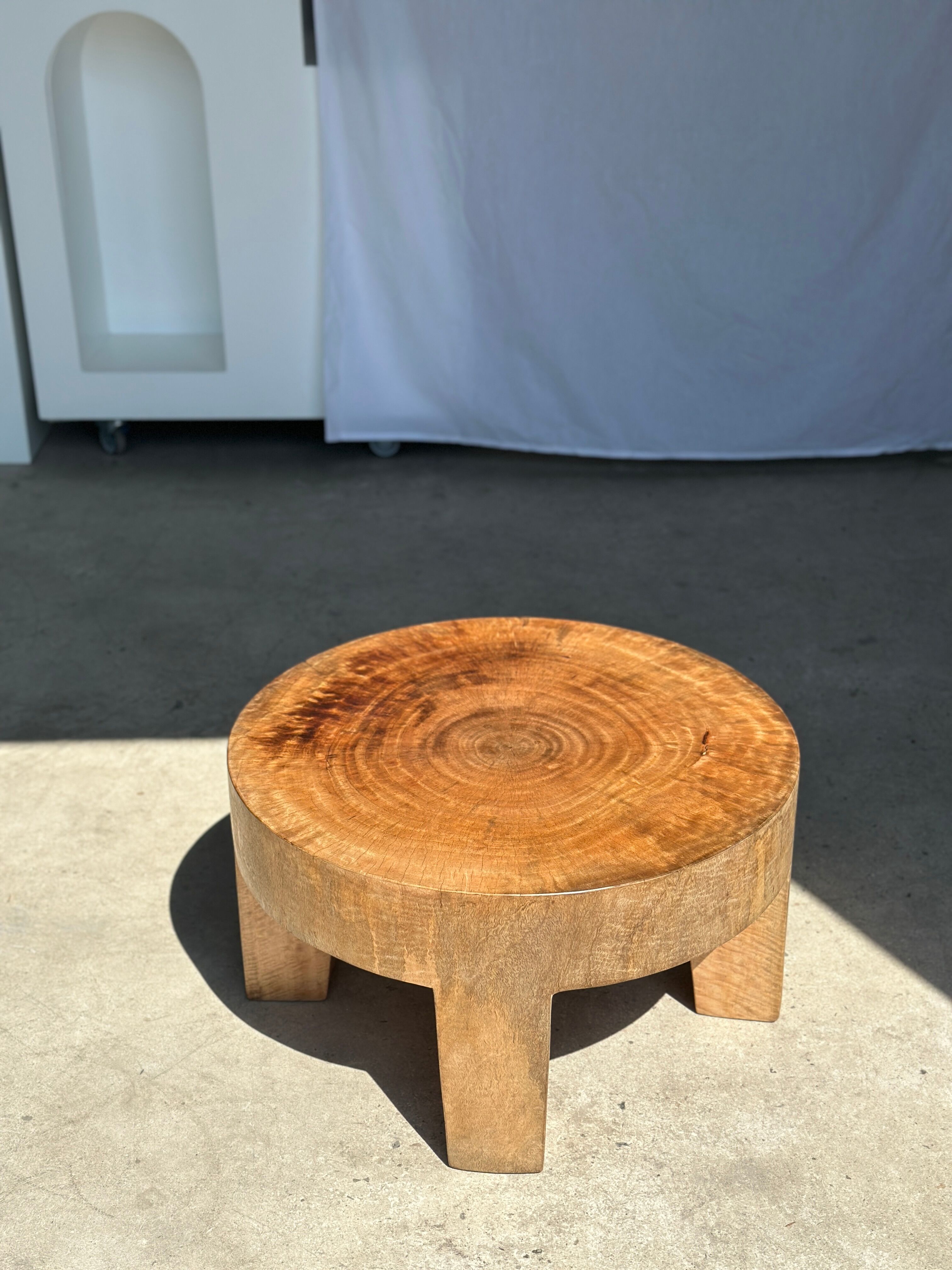 Quadripod coffee table in solid wood monoxyl natural color (dark)