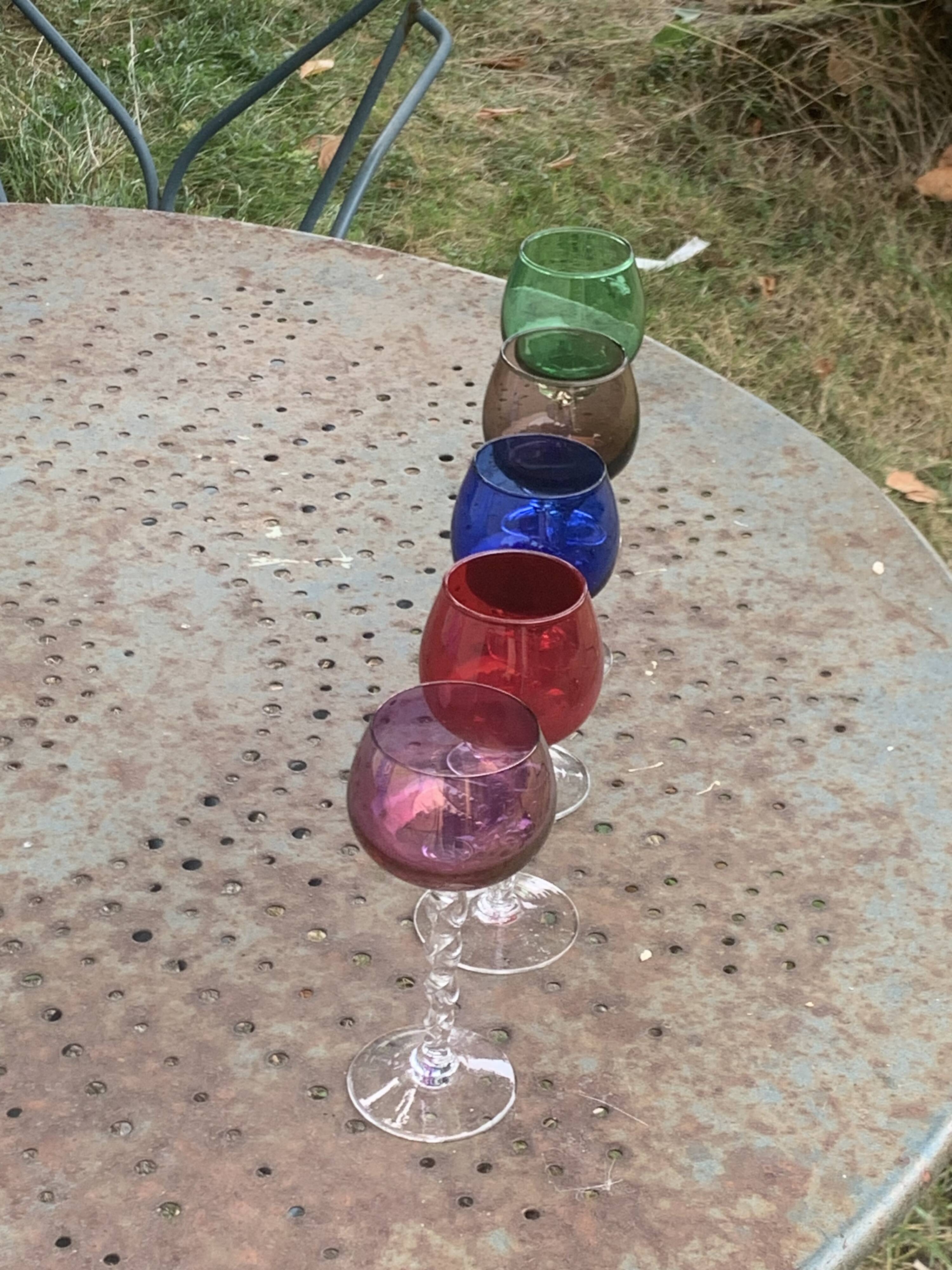 Set of 9 colored port glasses, 5 tulip-shaped and 4 balloons