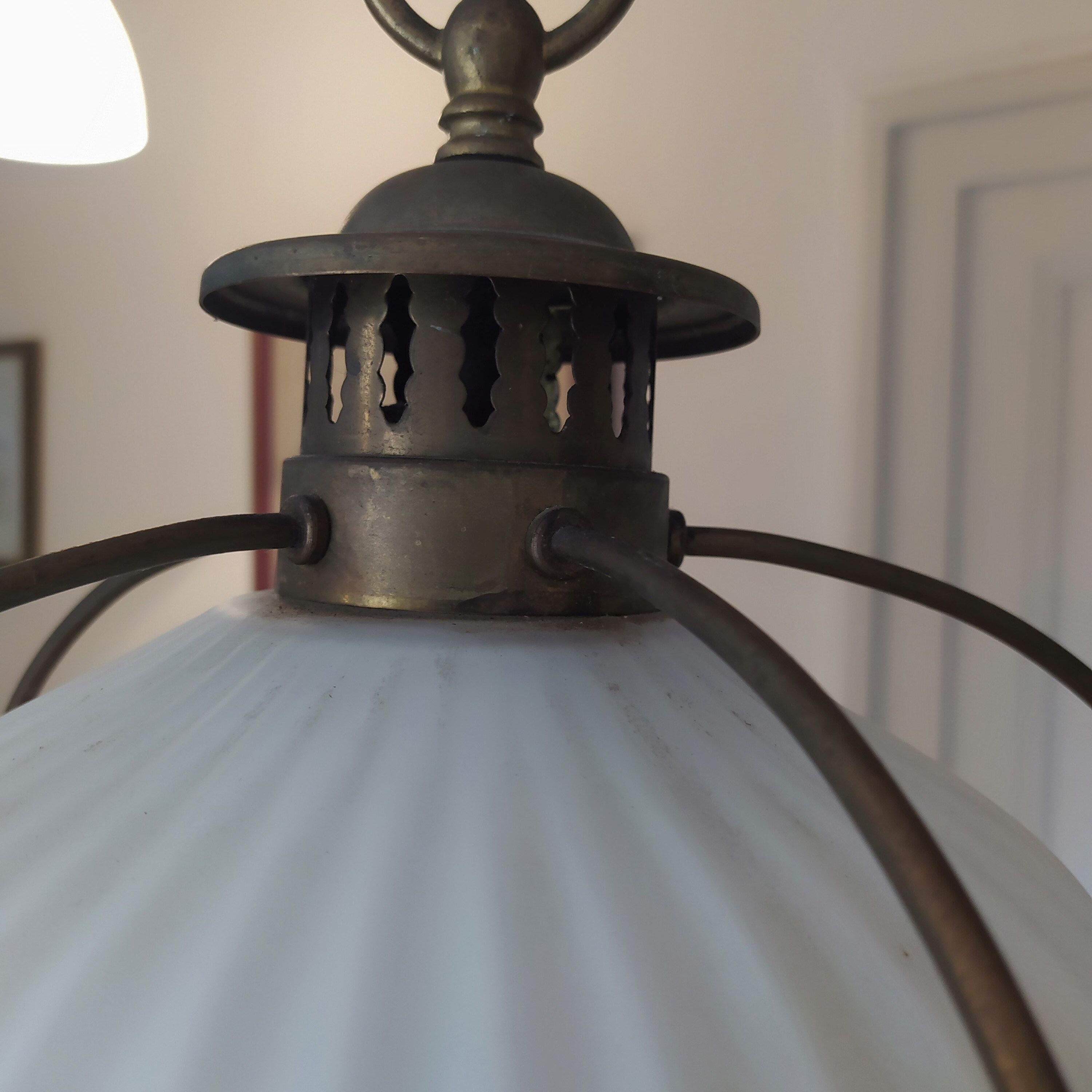 Suspension opaline cannelée et cuivre design original 1960