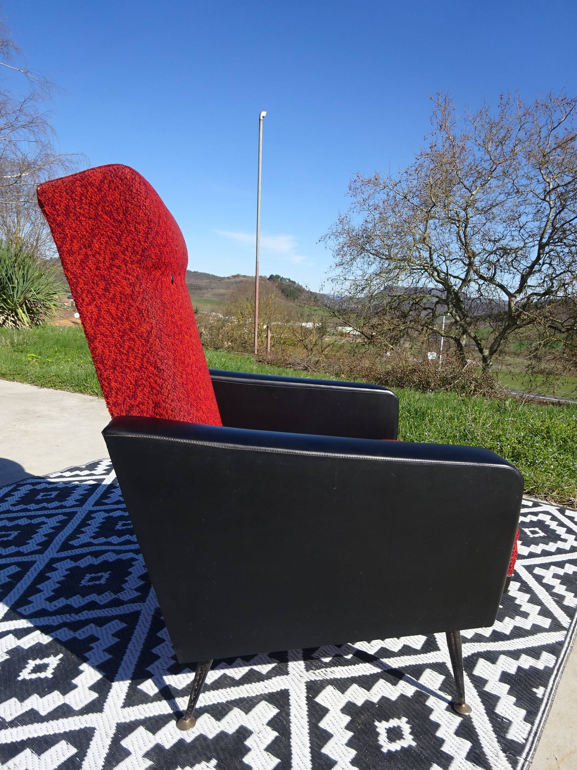 Fauteuils vintage rouge et noir, les 2