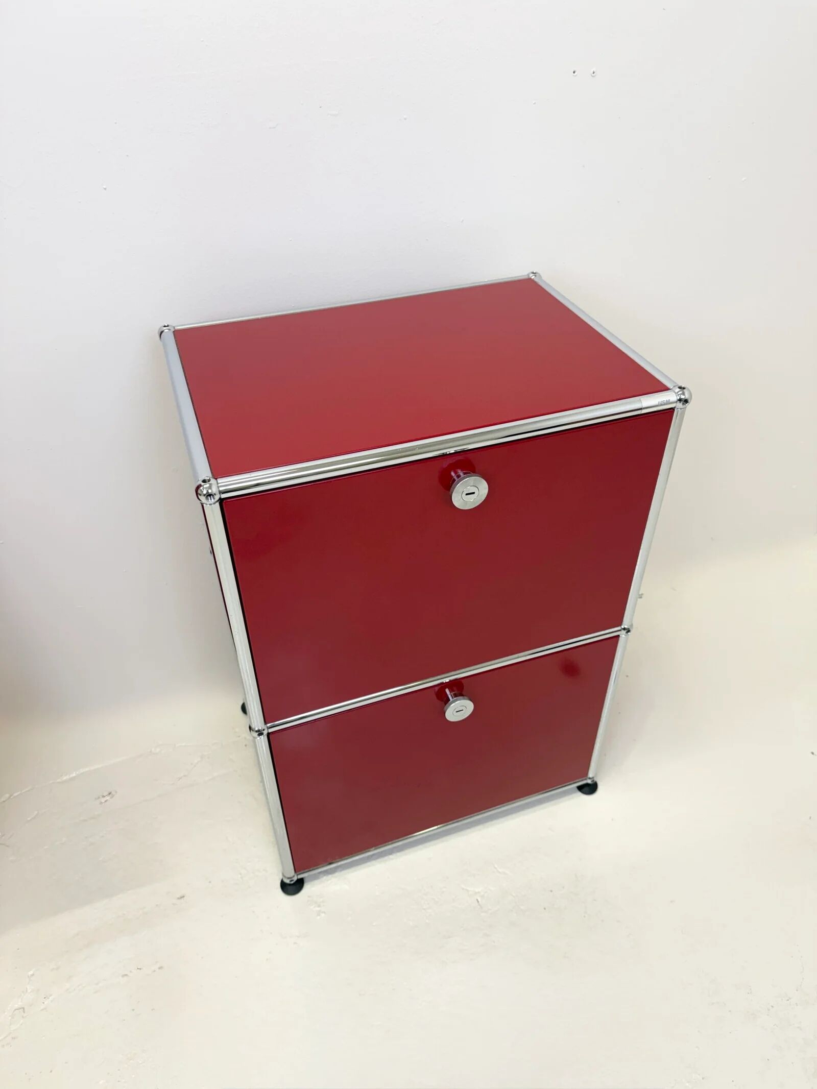 USM Haller "Ruby Red" – Side table (as new condition)