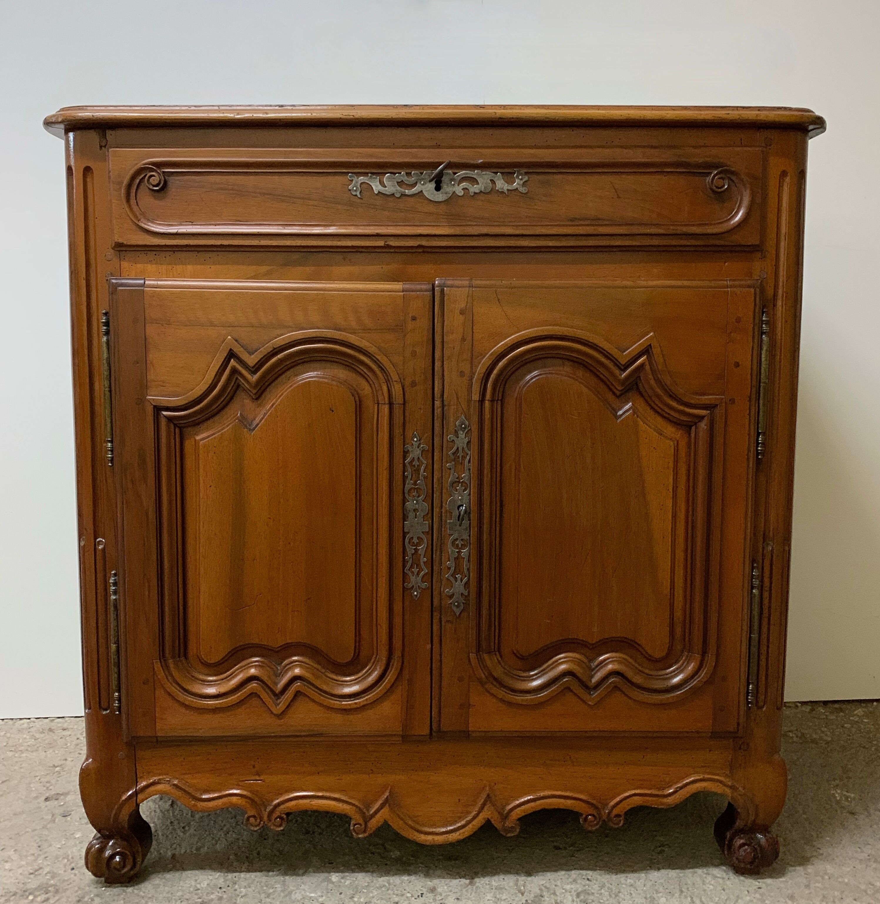 Bahut en noyer Louis XV d époque de la fin du XVIII siècle