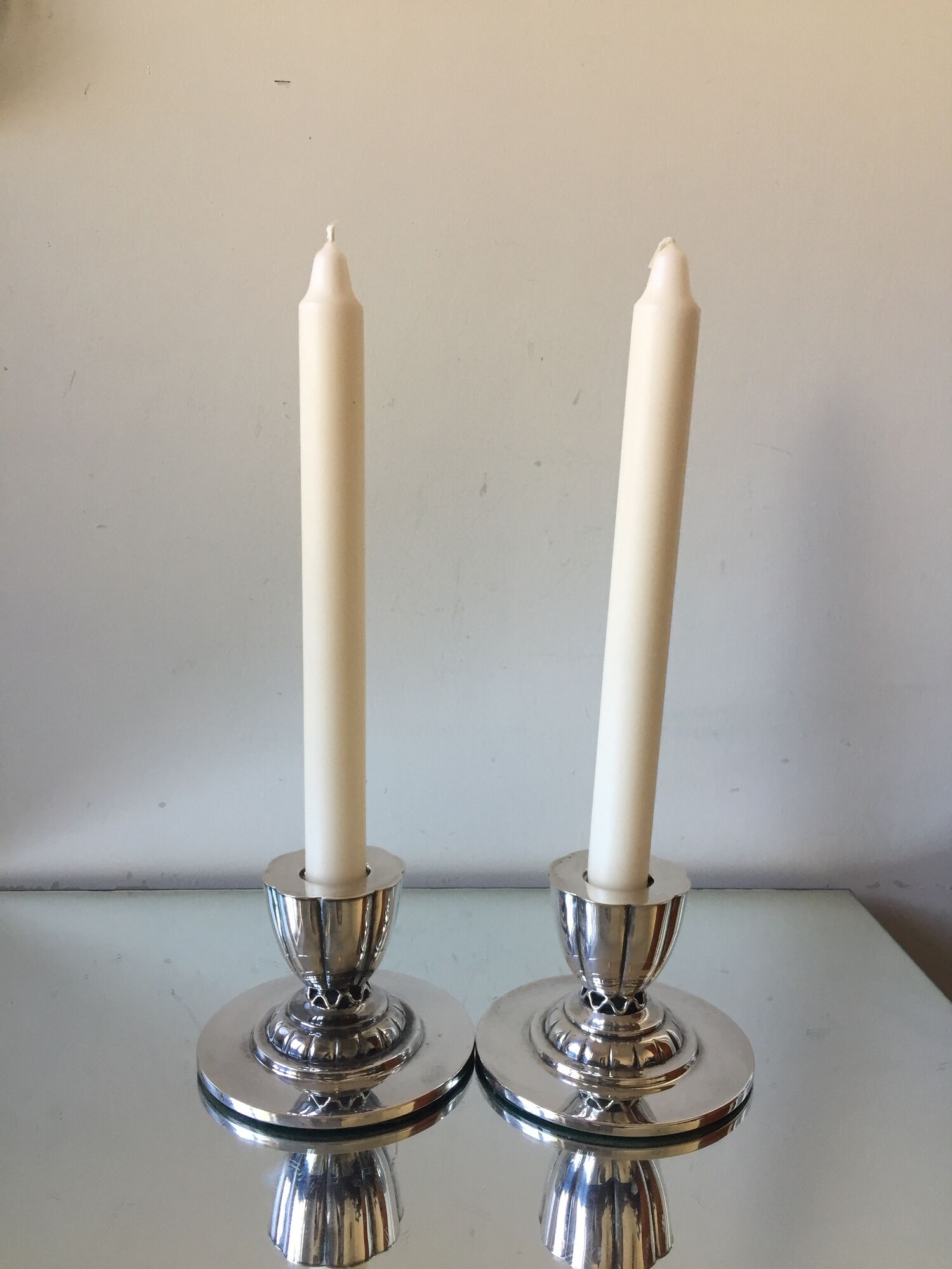 Paire de porte-bougies plaqués en argent art déco
