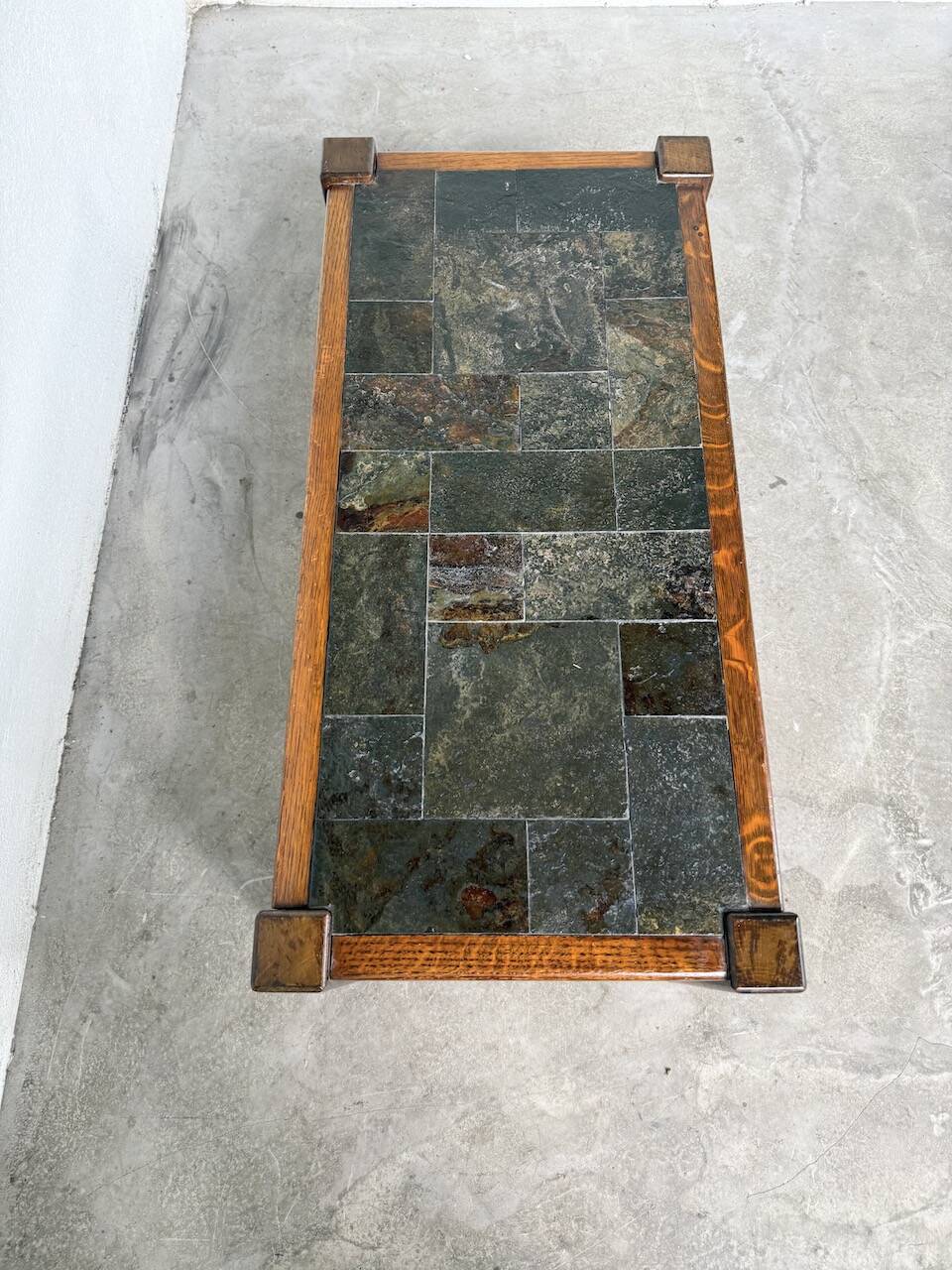 Table basse en chêne et ardoise 1950