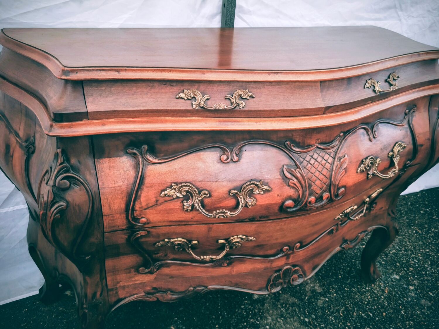 Tomb-style commode in walnut, Louis XV style