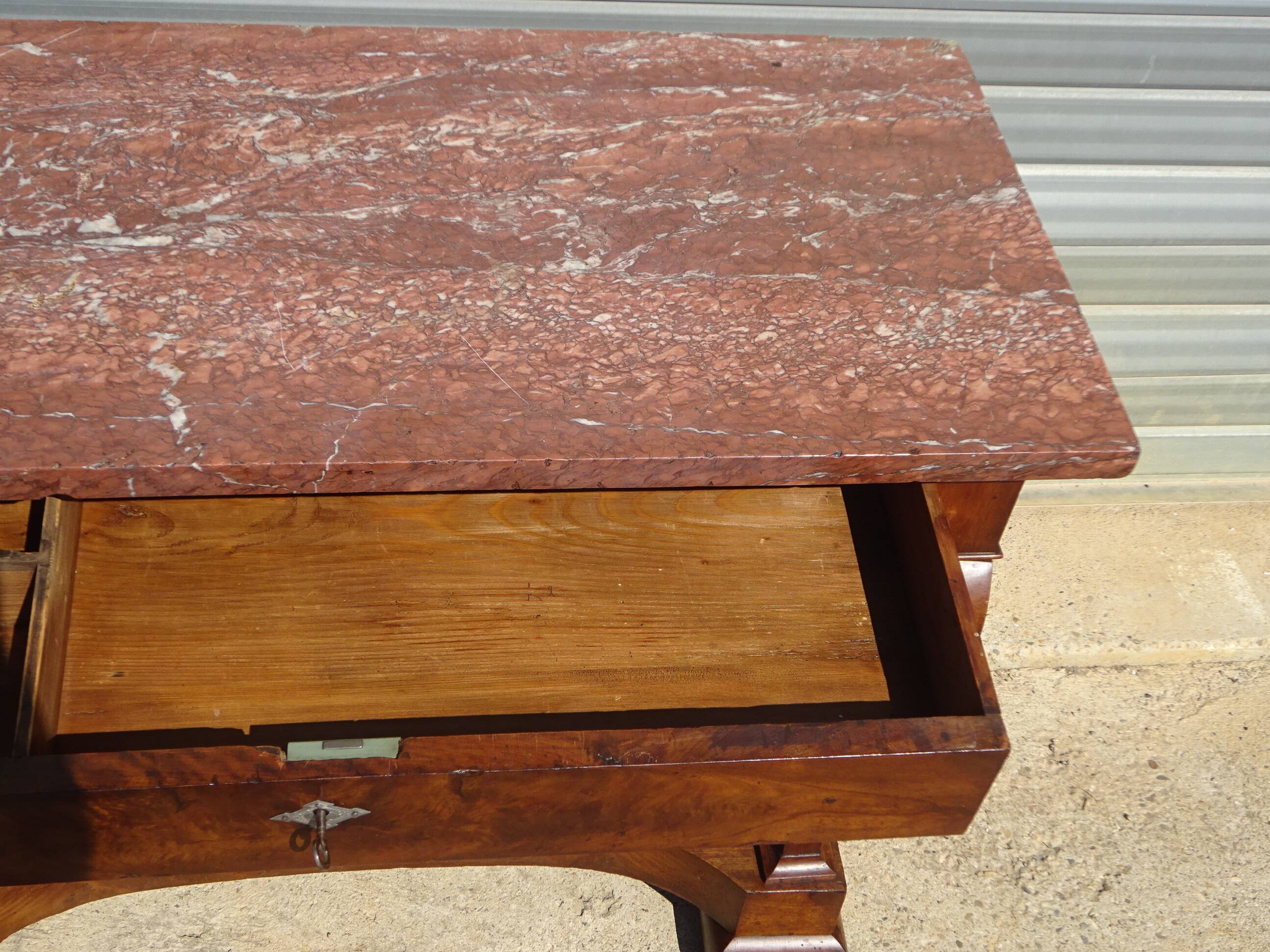 Console époque Restauration, style  Charles X en noyer avec marbre griotte