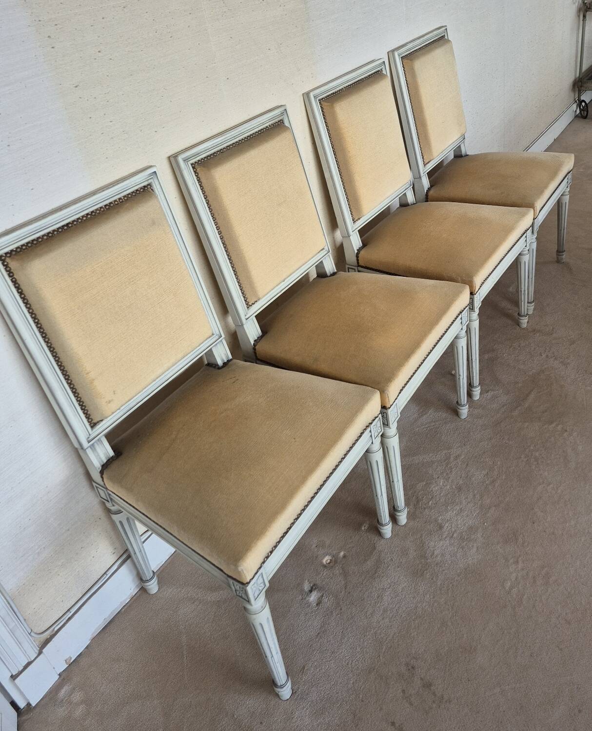 Chaise style Louis XVI assise velours beige doré