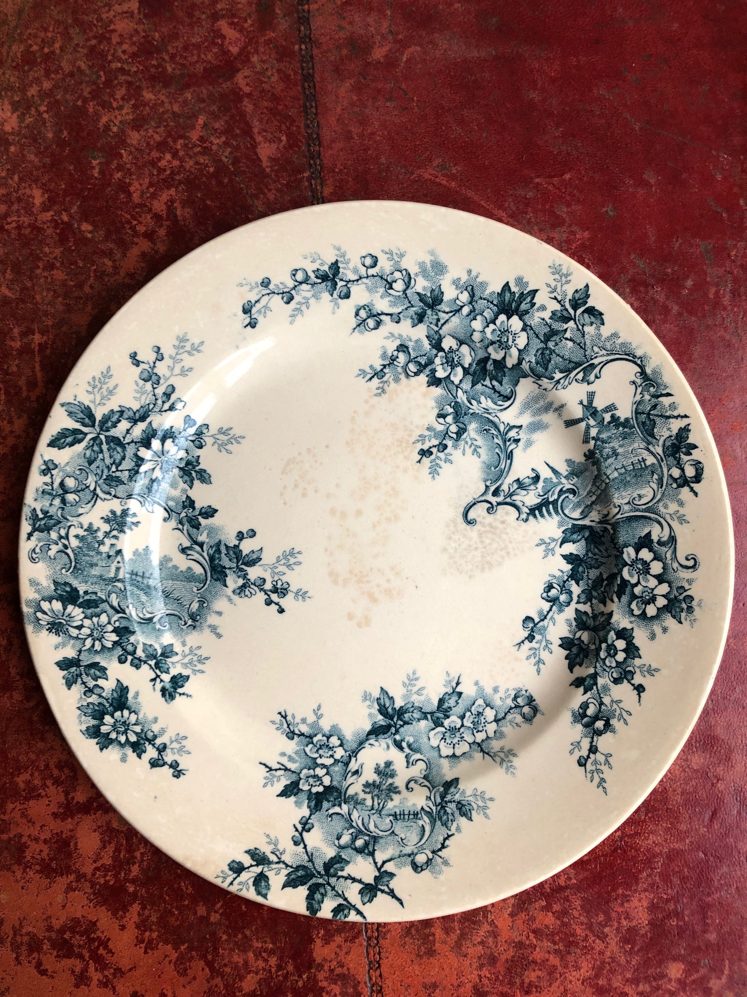 Lot of 3 flat plates in earthenware Choisy the King Iron Earth model Pompadour