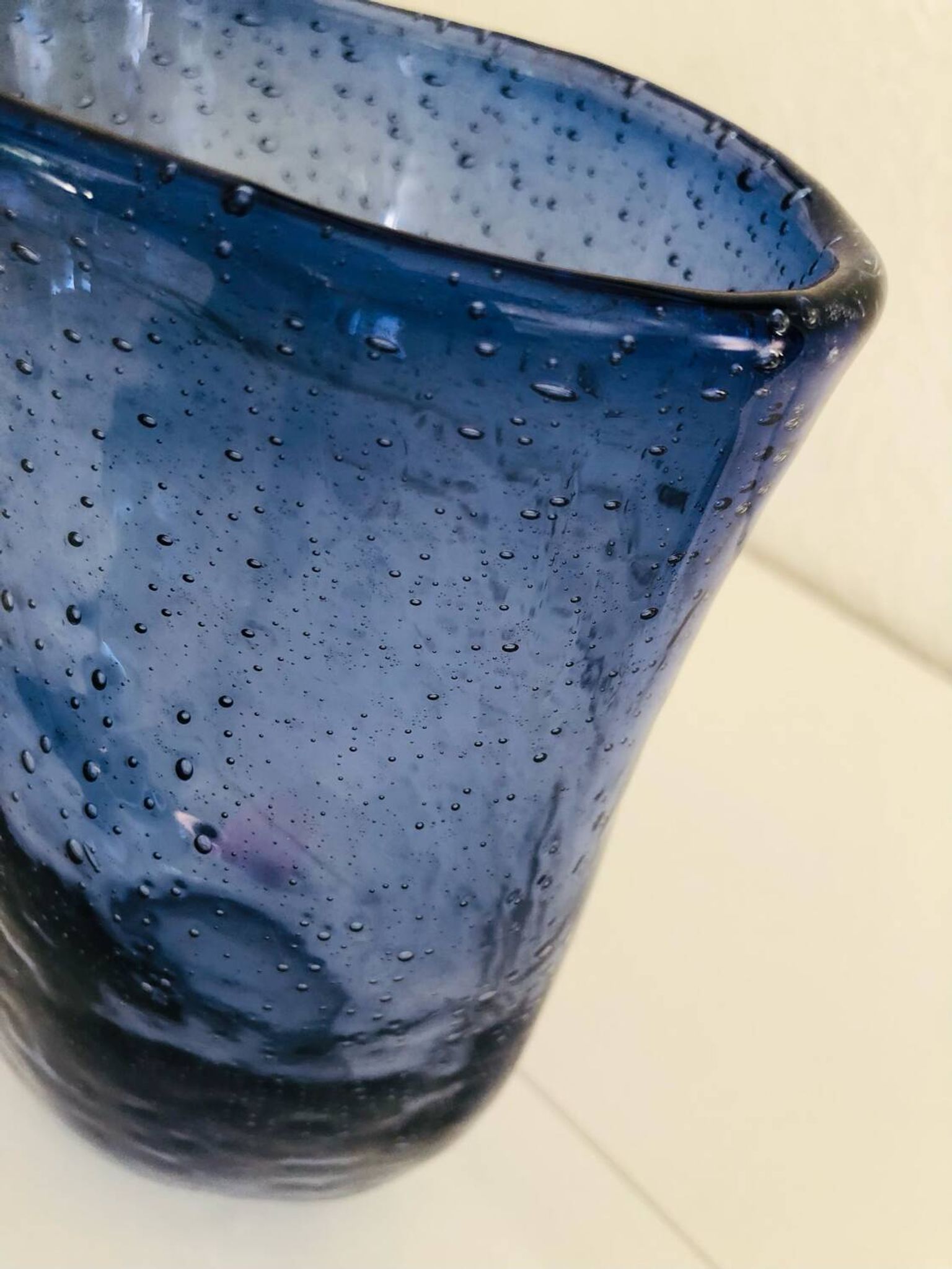 Vase en verre soufflé bleu à bulles, forme libre–Murano circa 1970