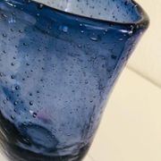 Vase en verre soufflé bleu à bulles, forme libre–Murano circa 1970