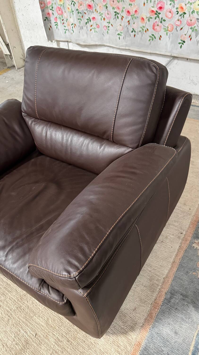 Fauteuil moderne en cuir marron