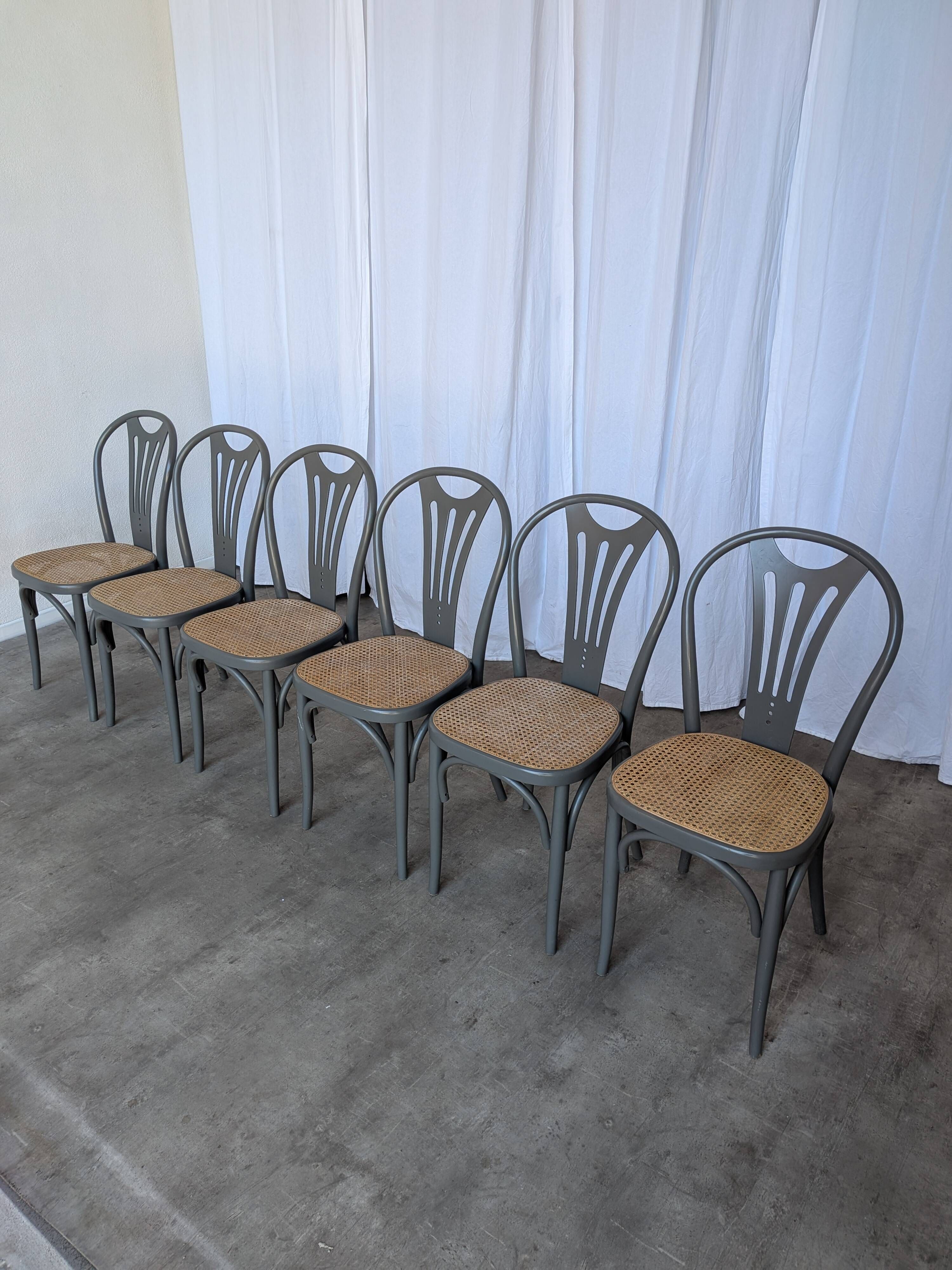 Ensemble de 6 chaises de salle à manger vintage grises en bois cintré : style Thonet, assise en cannage.