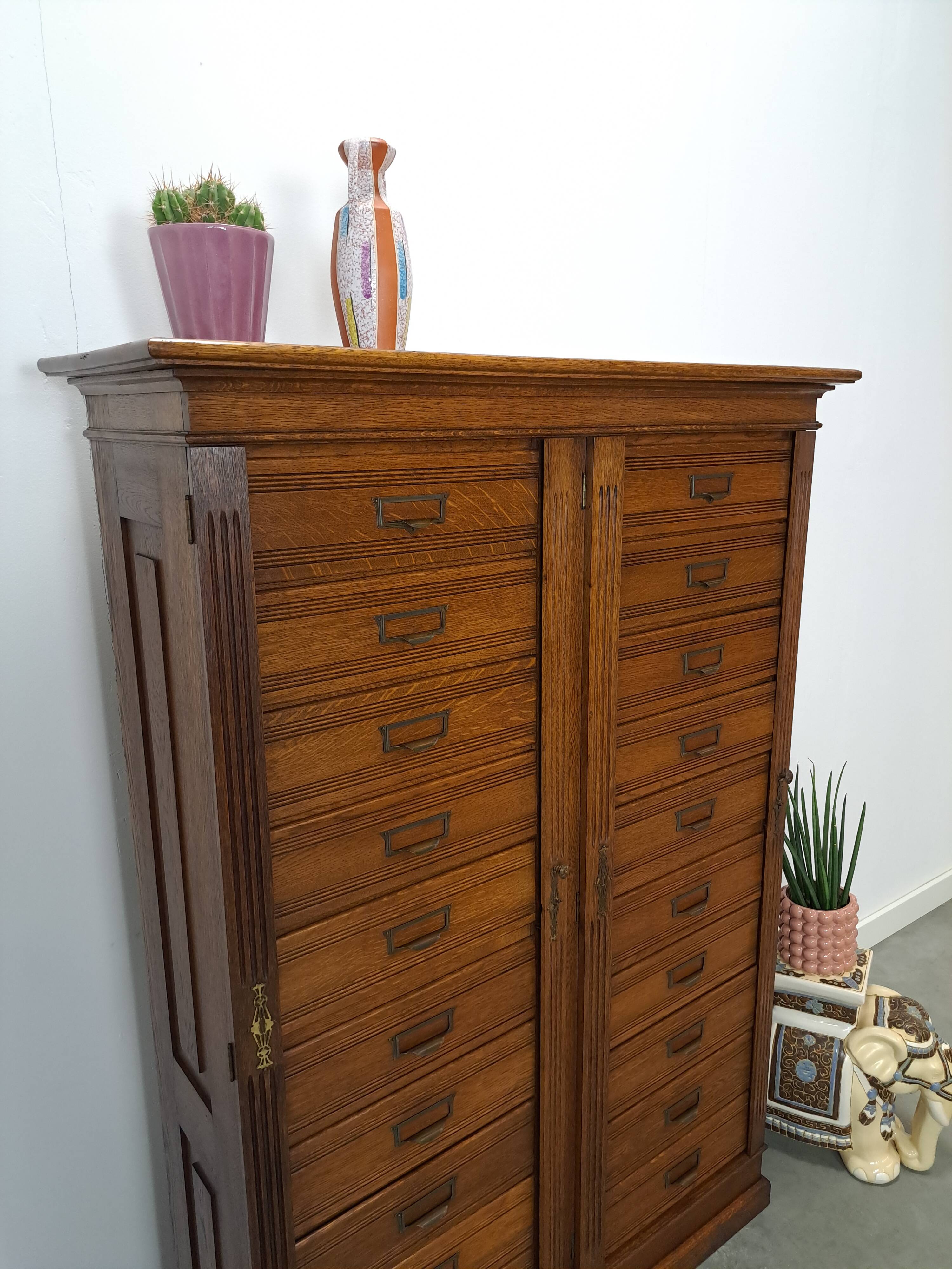 Antieke oude houten archief ladekast