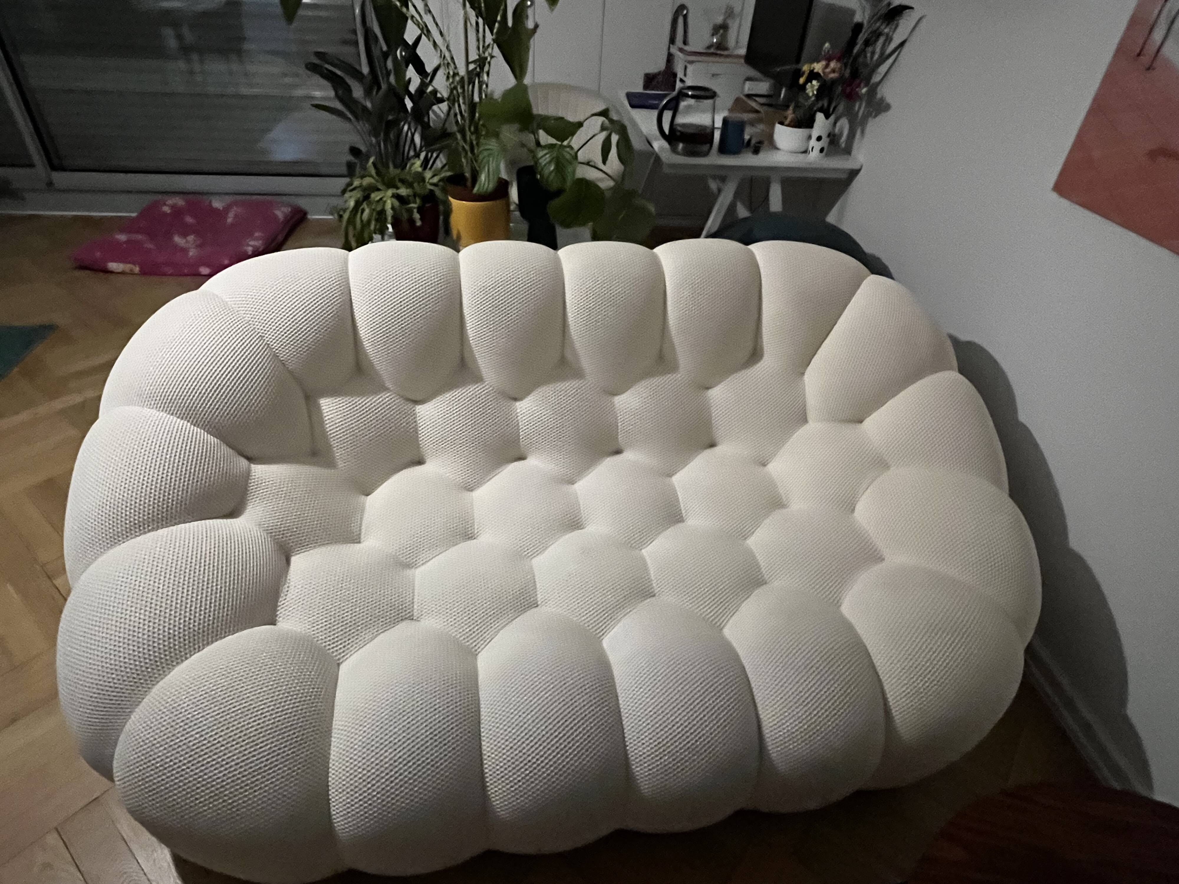 Roche Bobois canapé bubble April 2024. White. A frayed mesh.