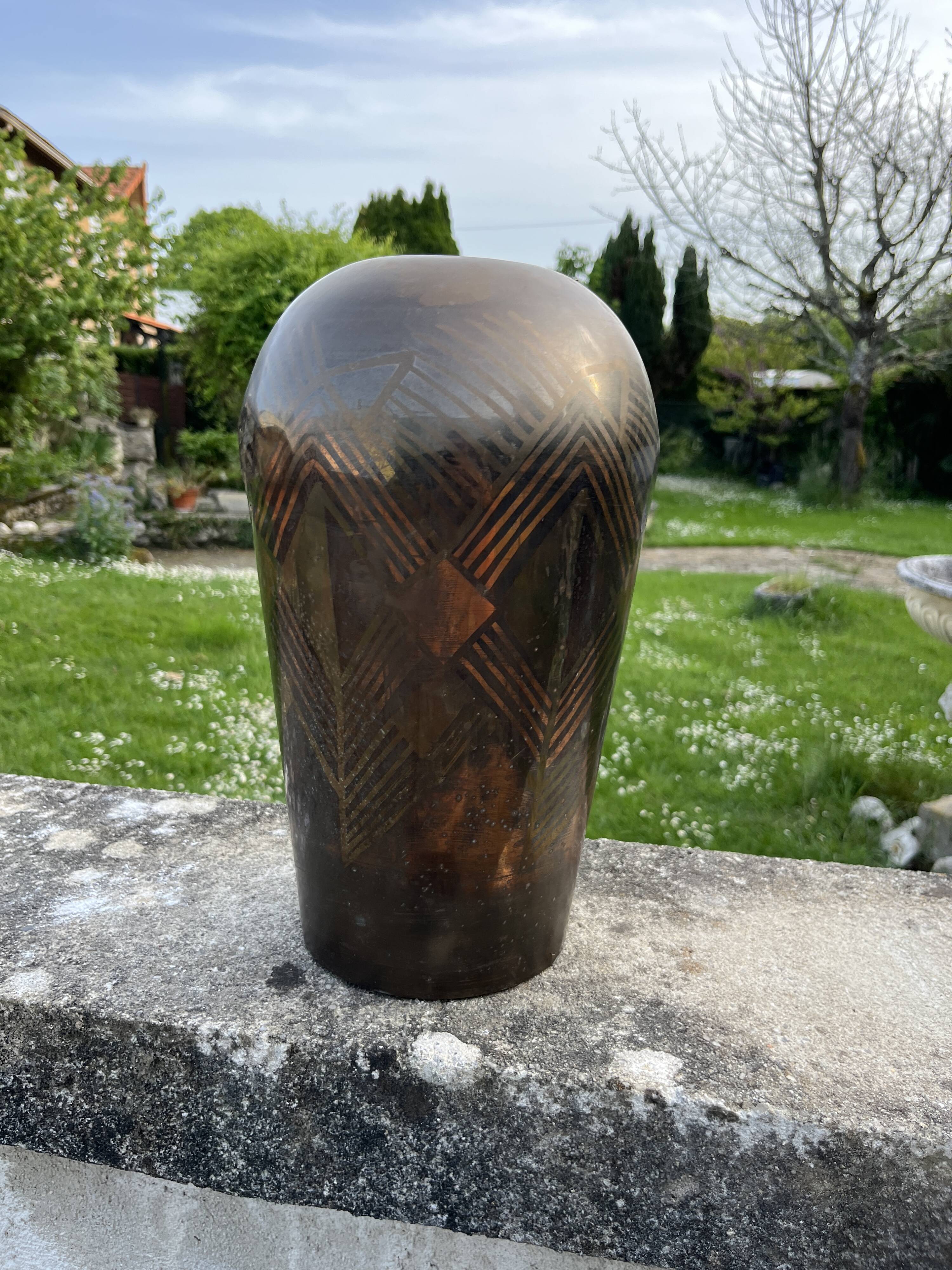 Art Deco vase in brass with geometric patterns