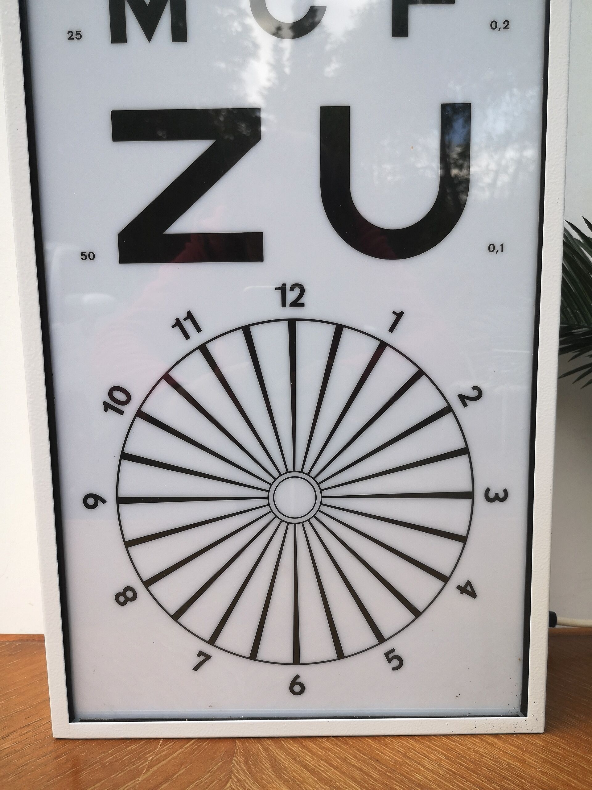 Bright optometric scale