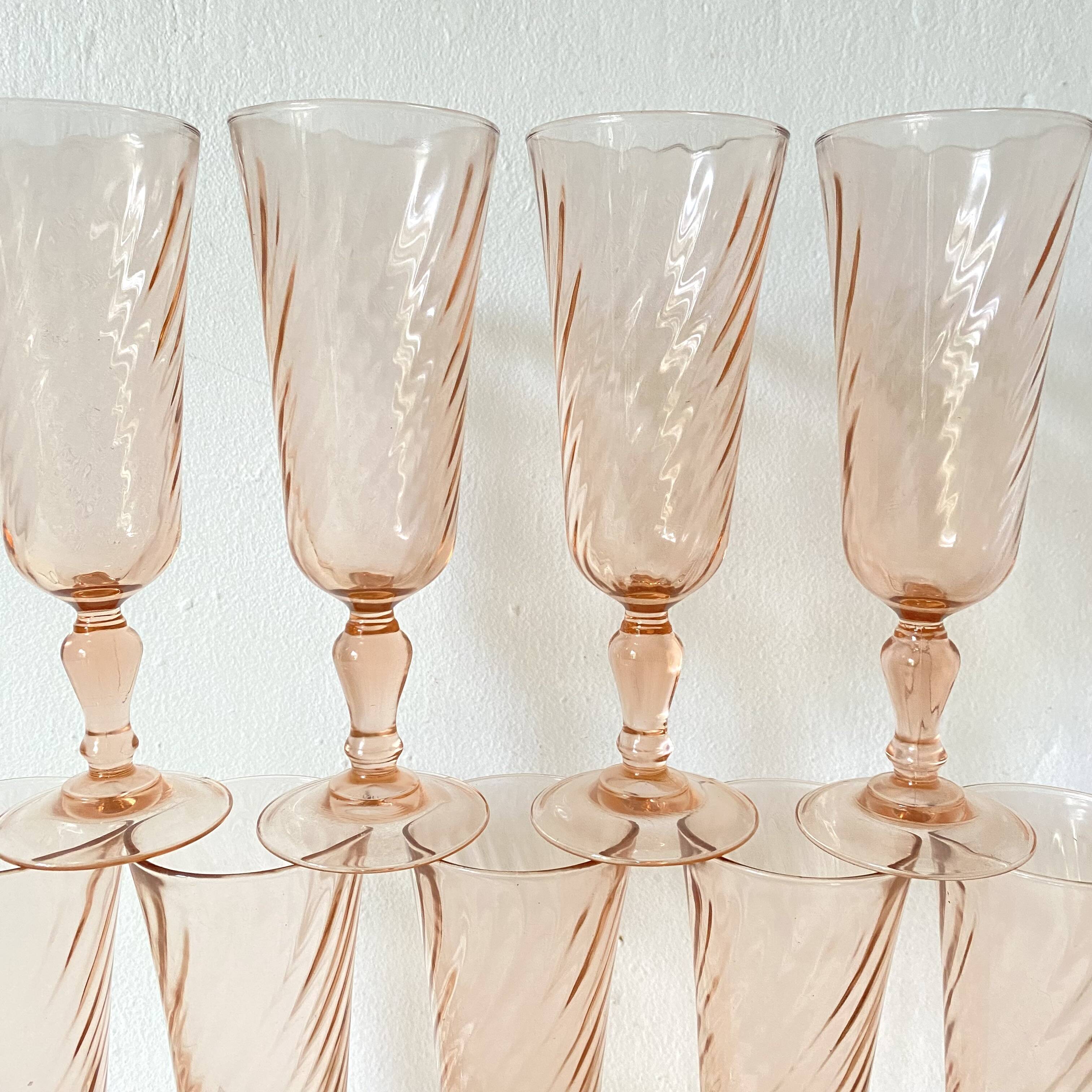 Flûtes à champagne en verre rose années 80