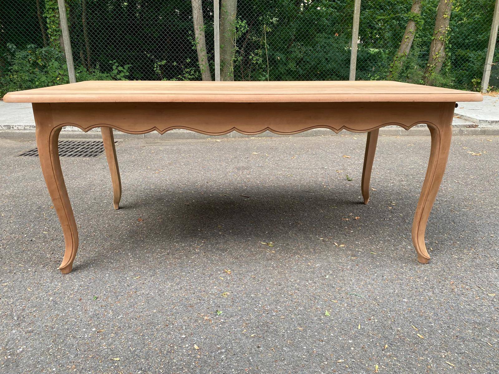 Table à manger de ferme chic extensible décapée en merisier massif Louis XV