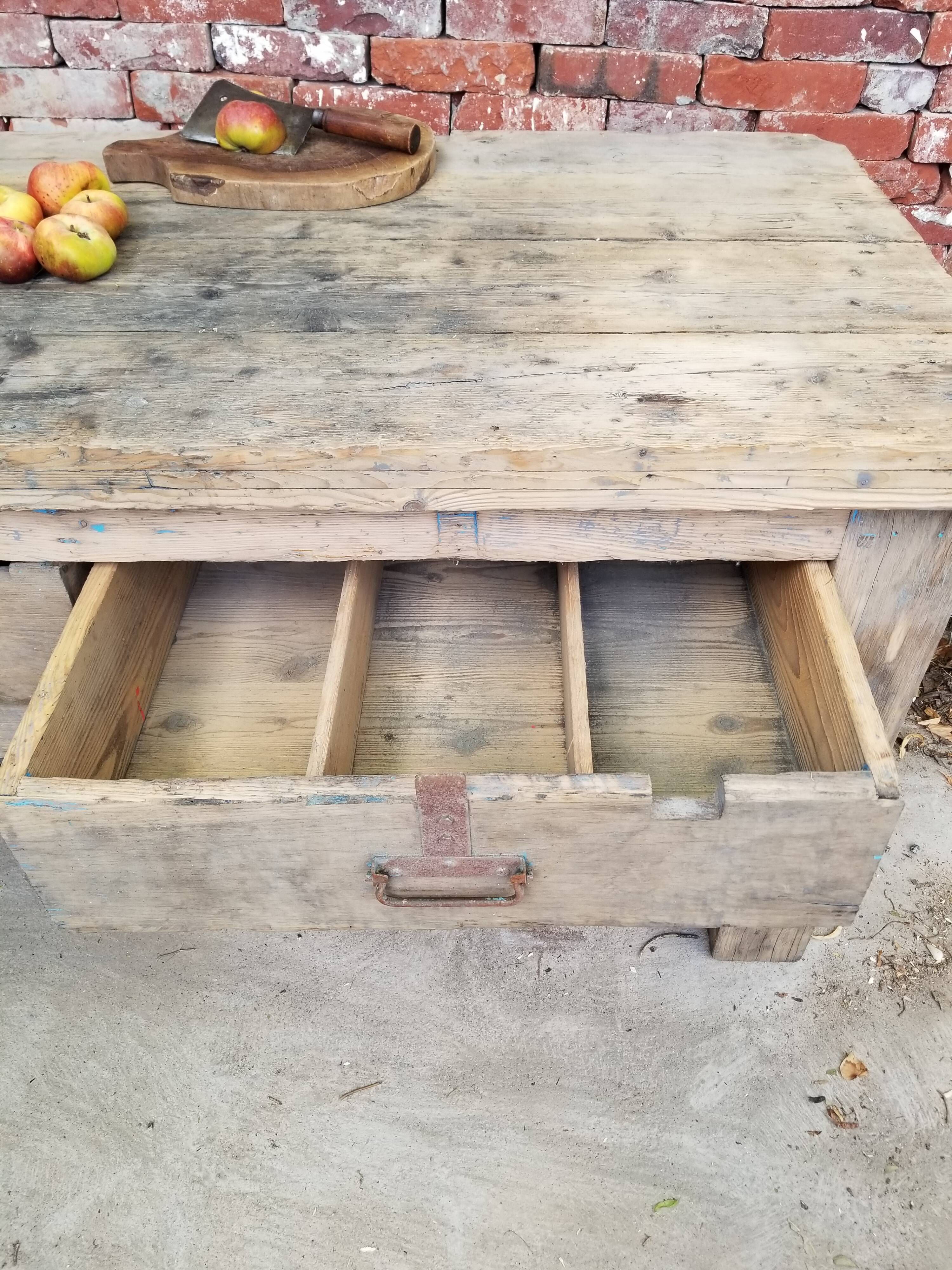 Workbench with drawers