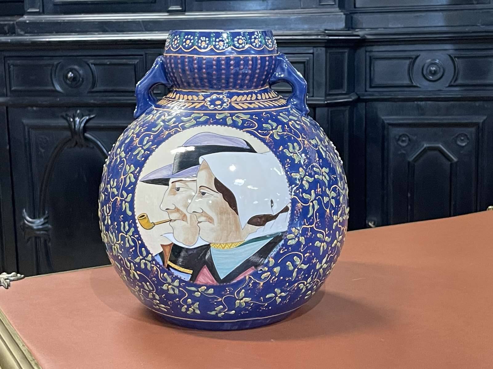 Large round vase in Quimper earthenware from the 1930s.