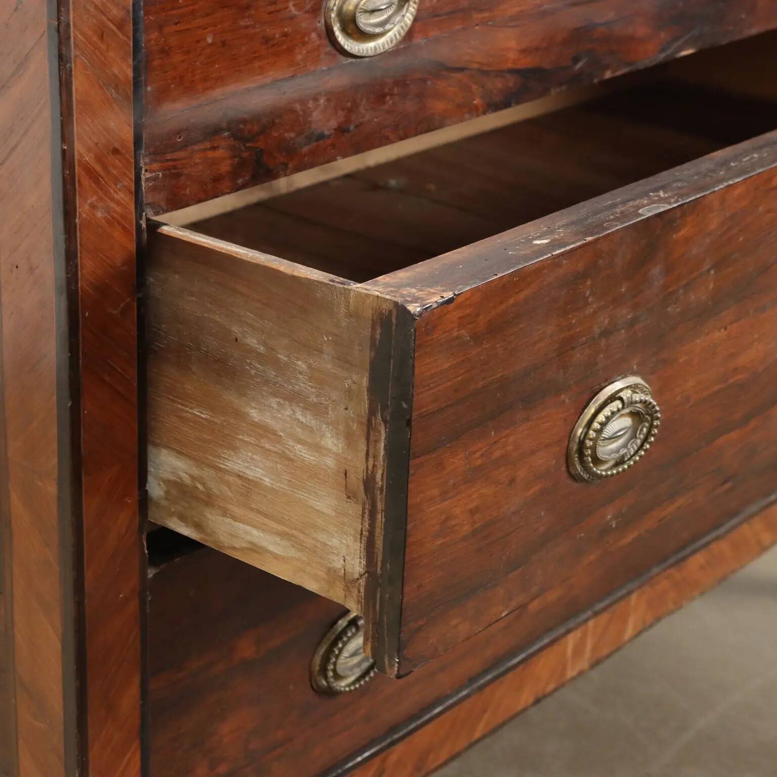 Antique Louis XVI commode in fir and walnut, Italy, 18th century.