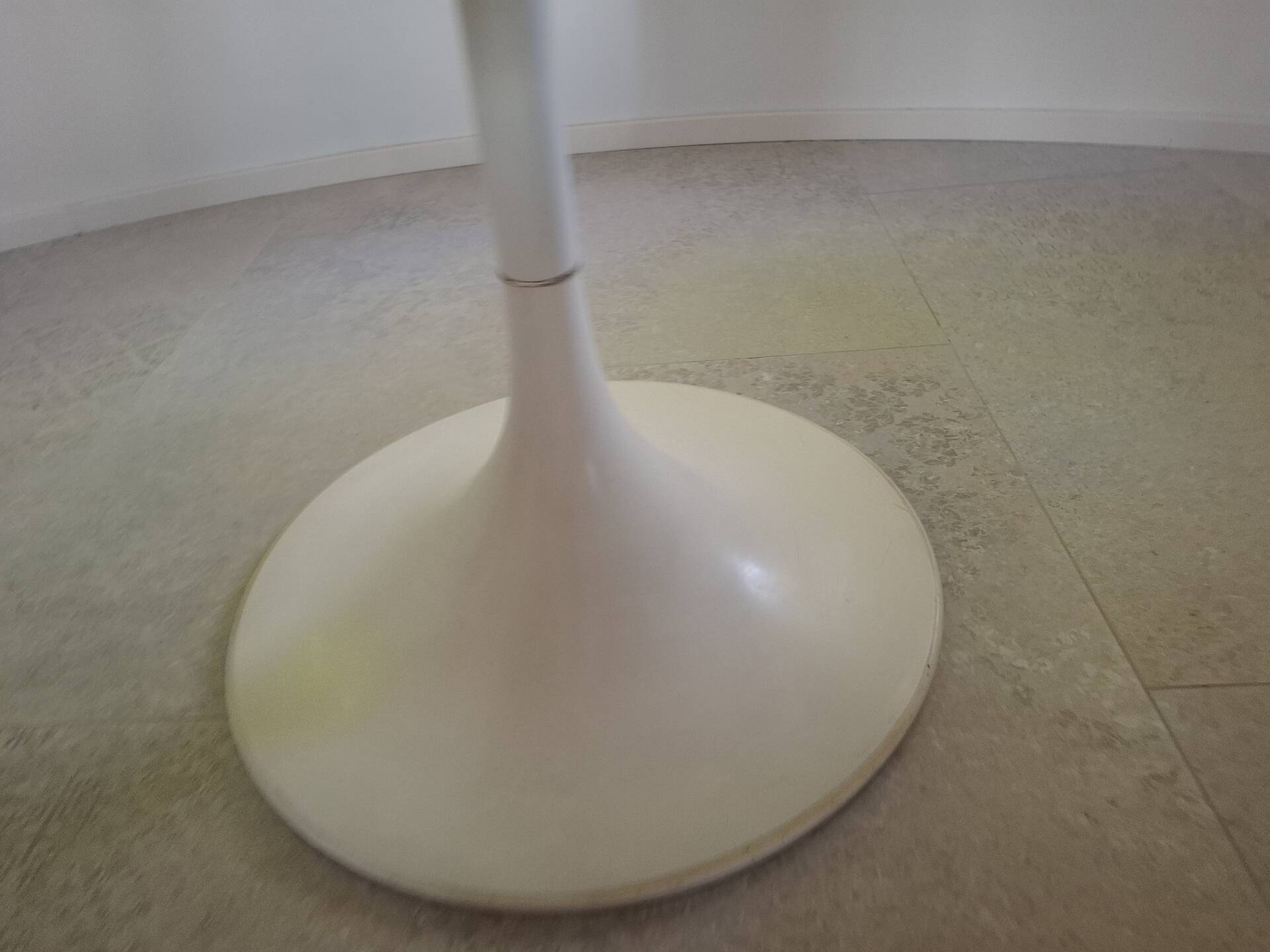 Tulip leg round table