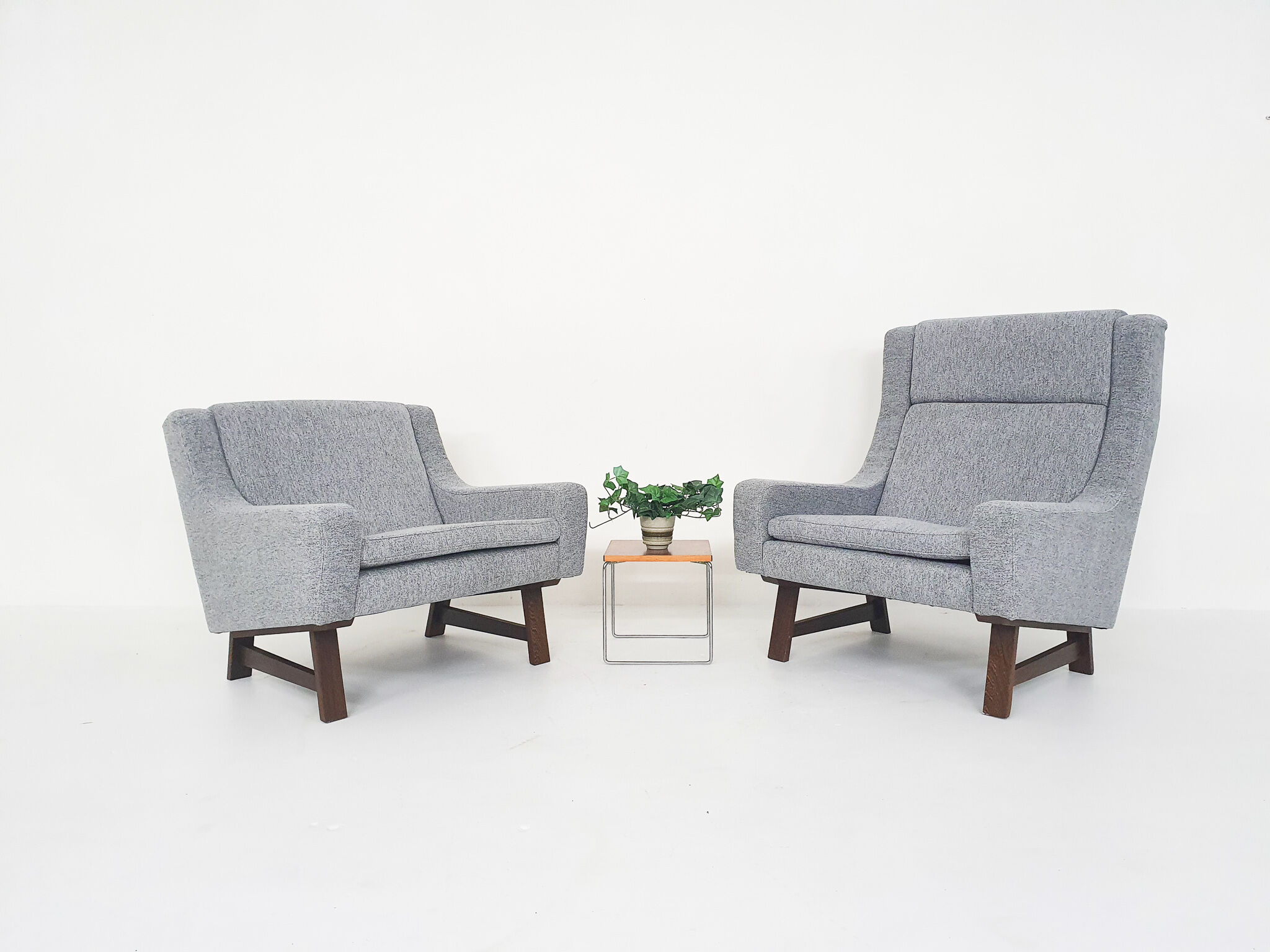 Set of two Dutch design lounge chairs with wenge feet