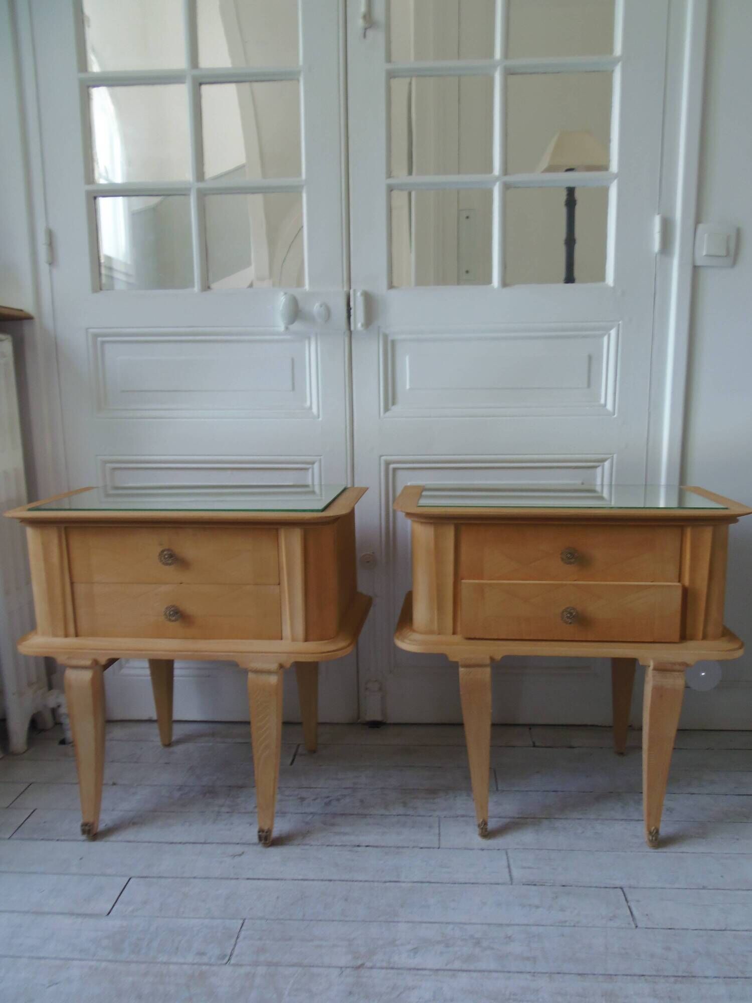 Paire de chevets vintages en bois brut , plateaux miroir.