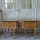 Paire de chevets vintages en bois brut , plateaux miroir.