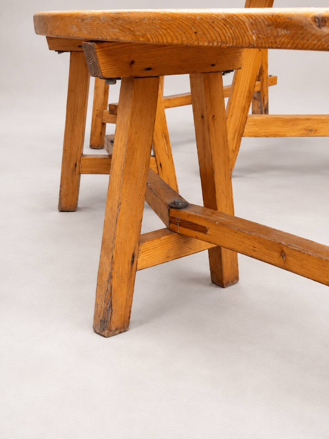 Round table in solid pine and its 4 curved benches – Vintage