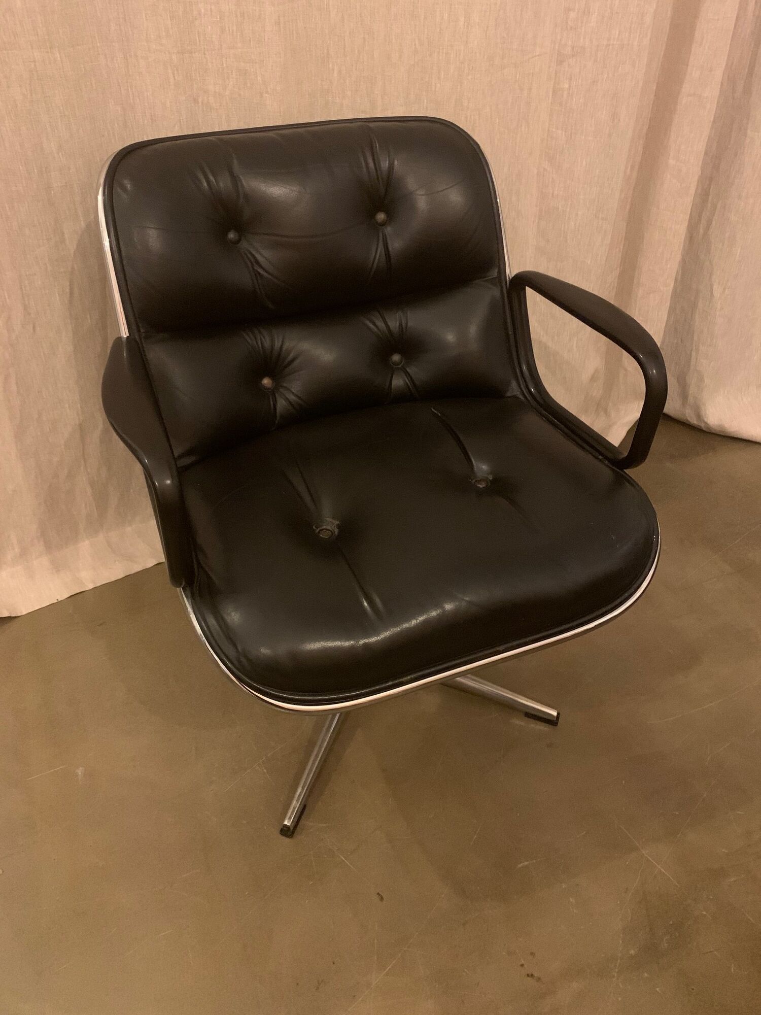 Black leather armchair by Charles Pollock for Knoll International