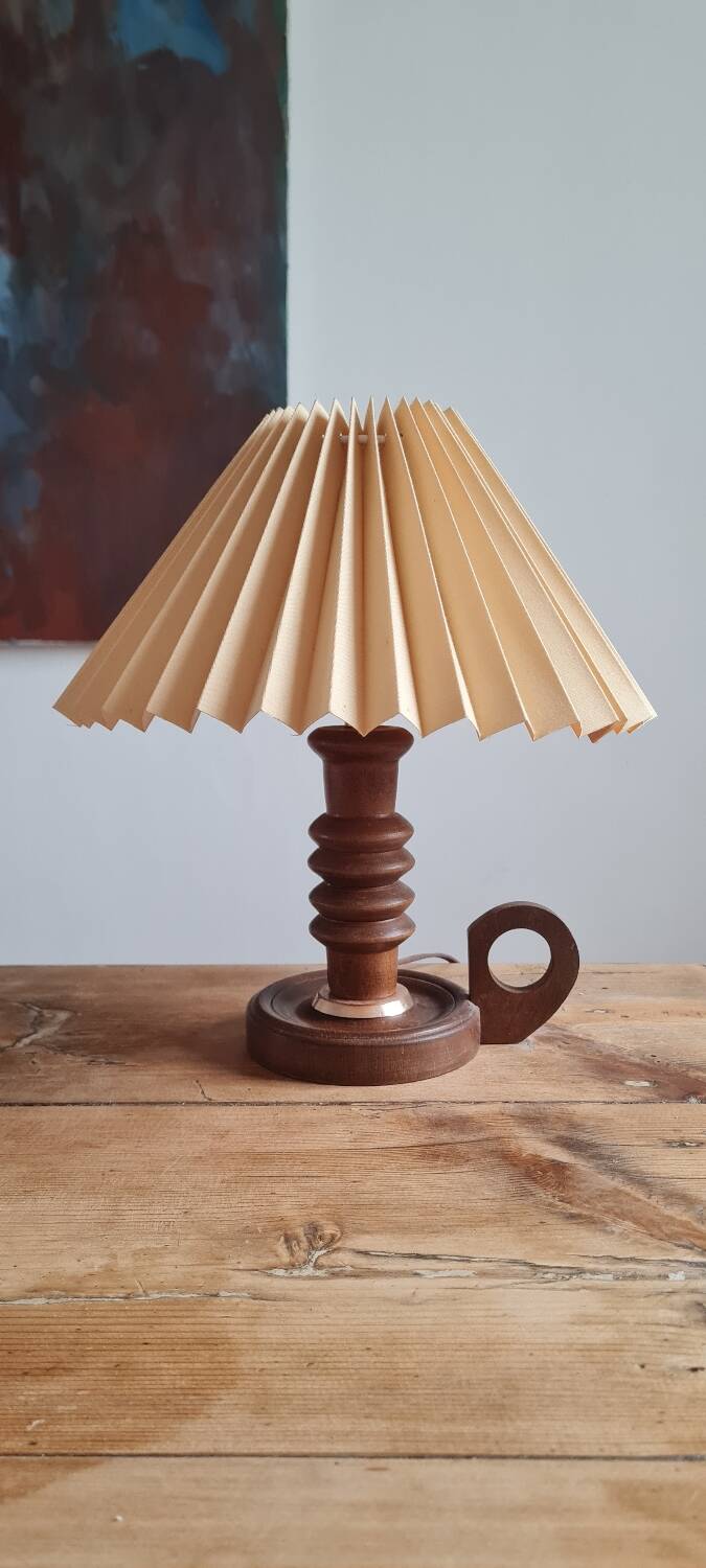 Table lamp in turned wood