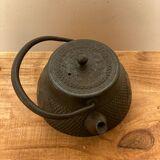 Théière japonaise antique en fonte
