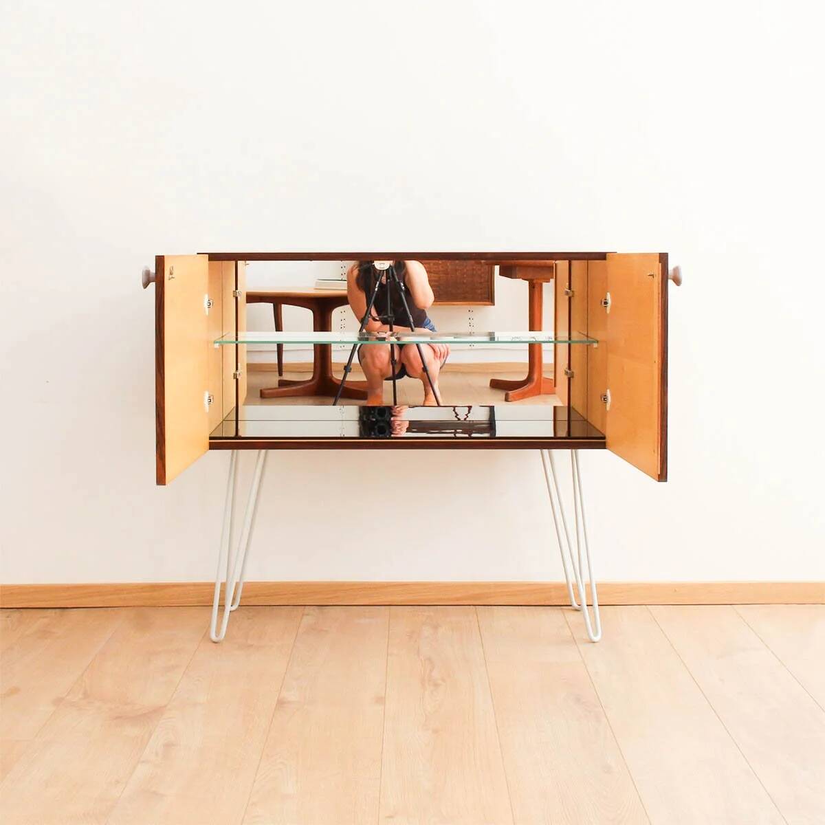 Buffet en palissandre avec des pieds en métal gris clair en forme de épingle.