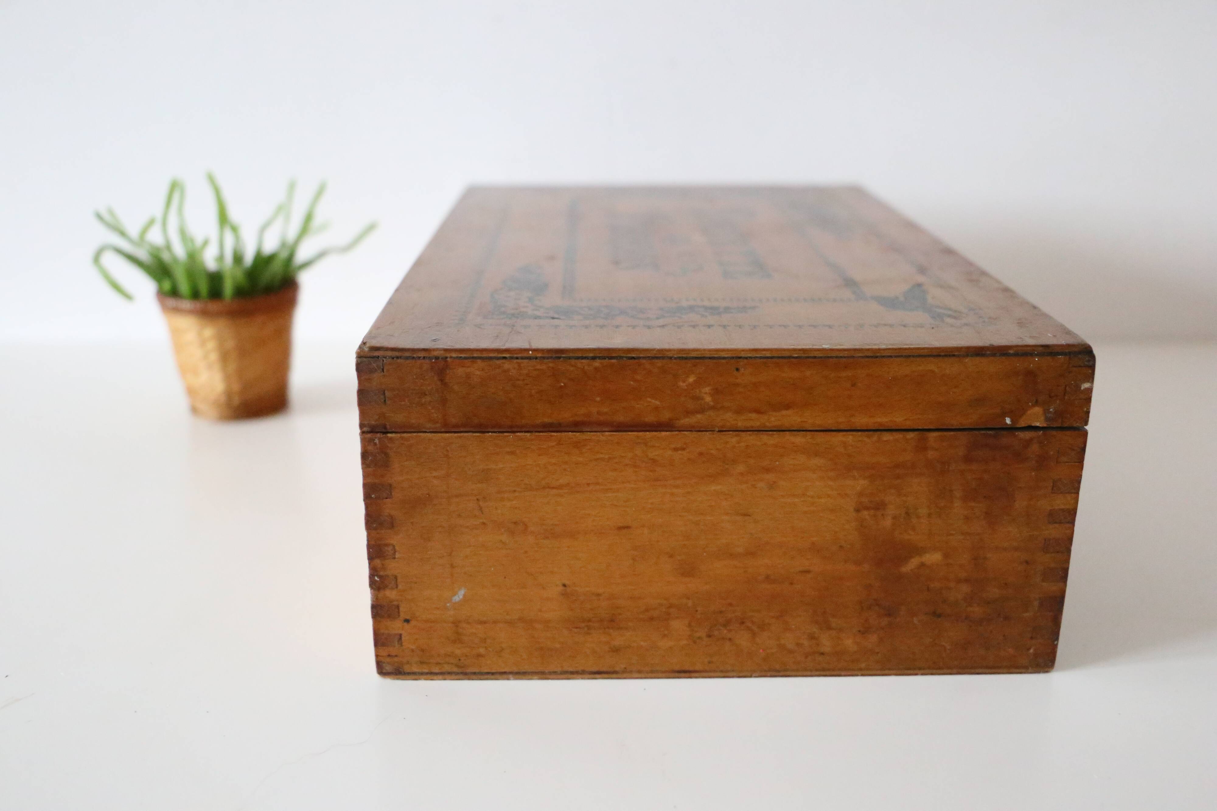 Wooden box pension's toilet, 1920