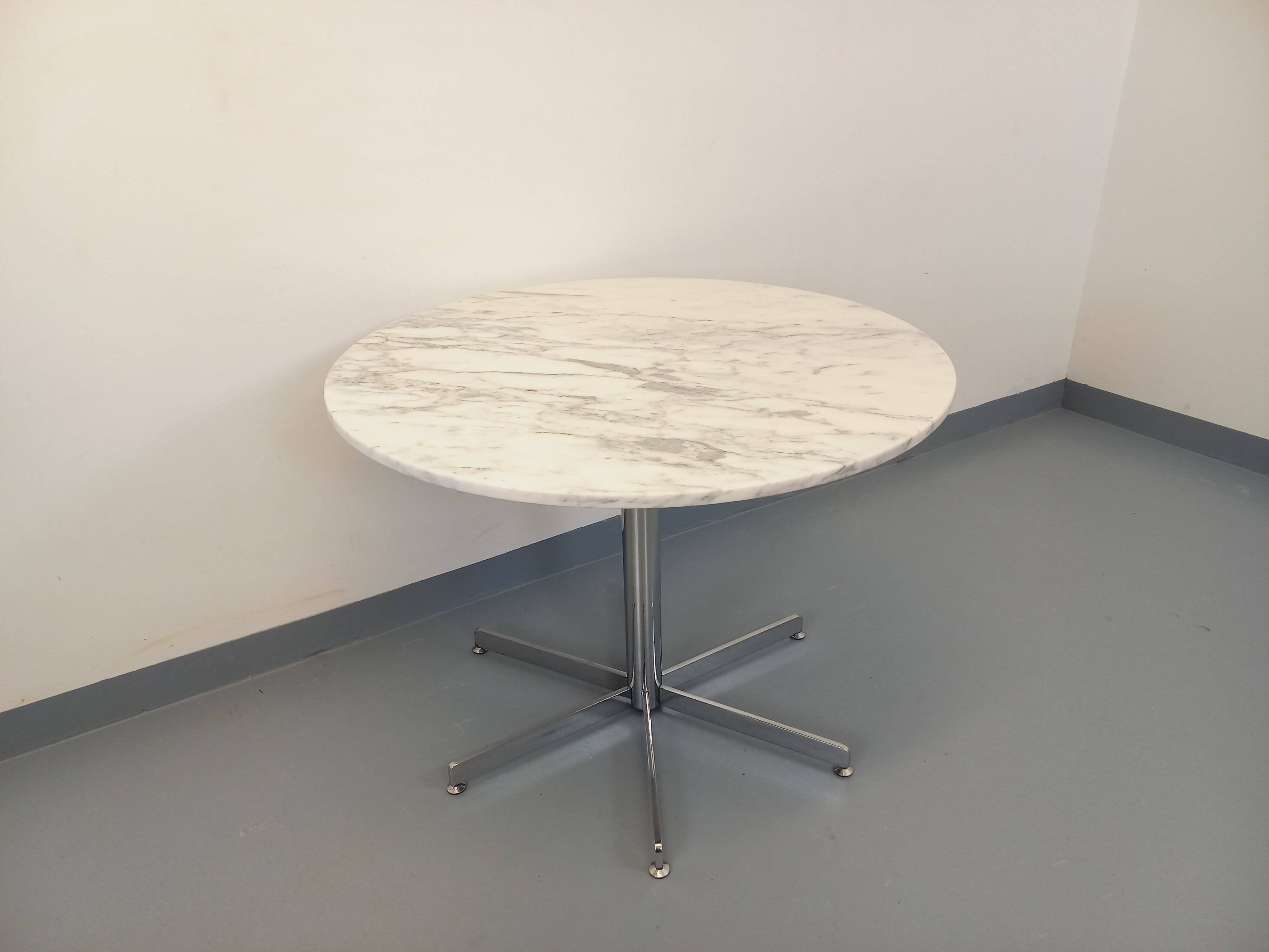 Vintage round dining table in white marble and chrome metal from the 1970s.