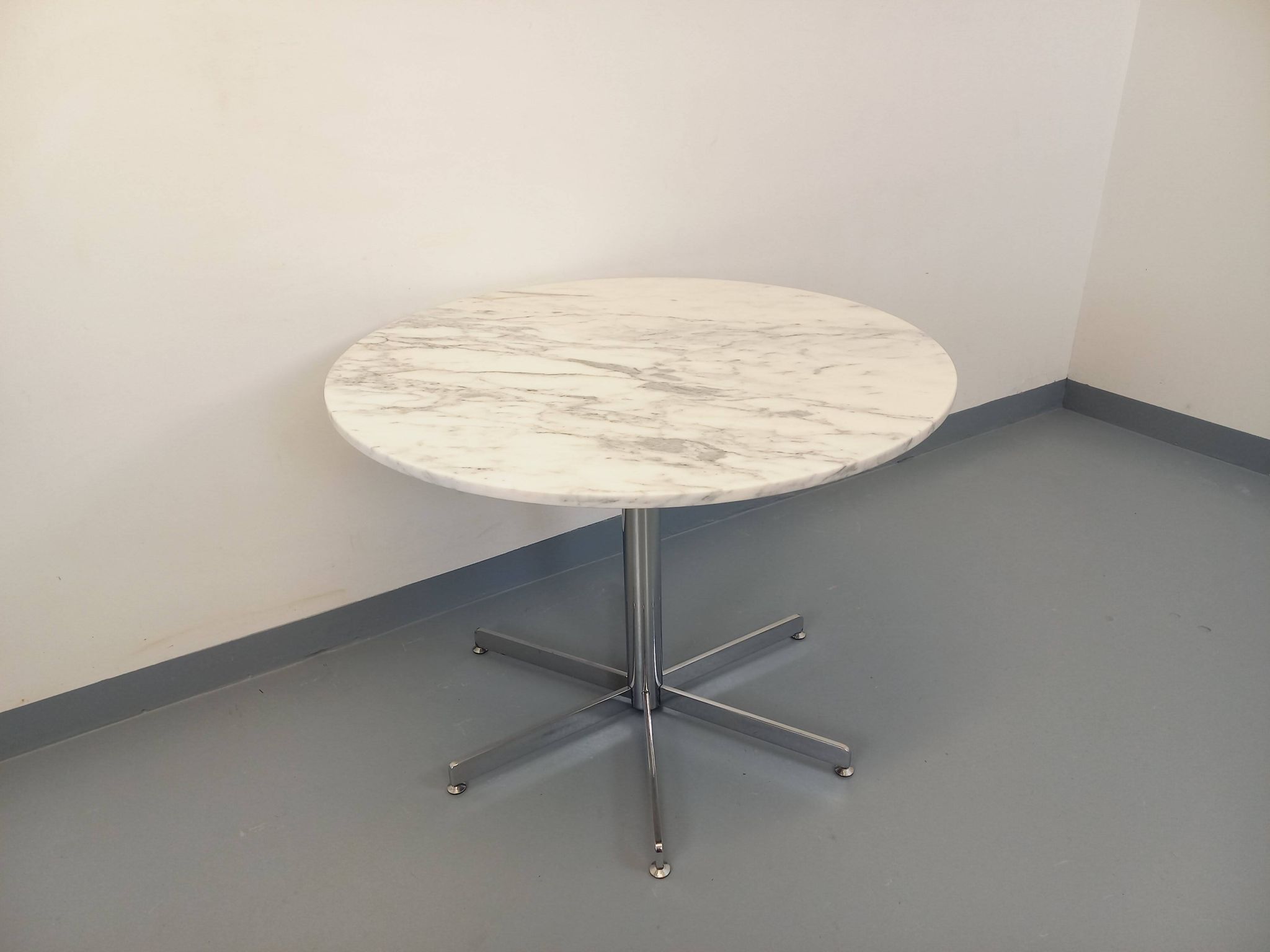Vintage round dining table in white marble and chrome metal from the 1970s.