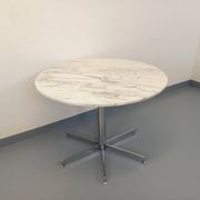 Vintage round dining table in white marble and chrome metal from the 1970s.