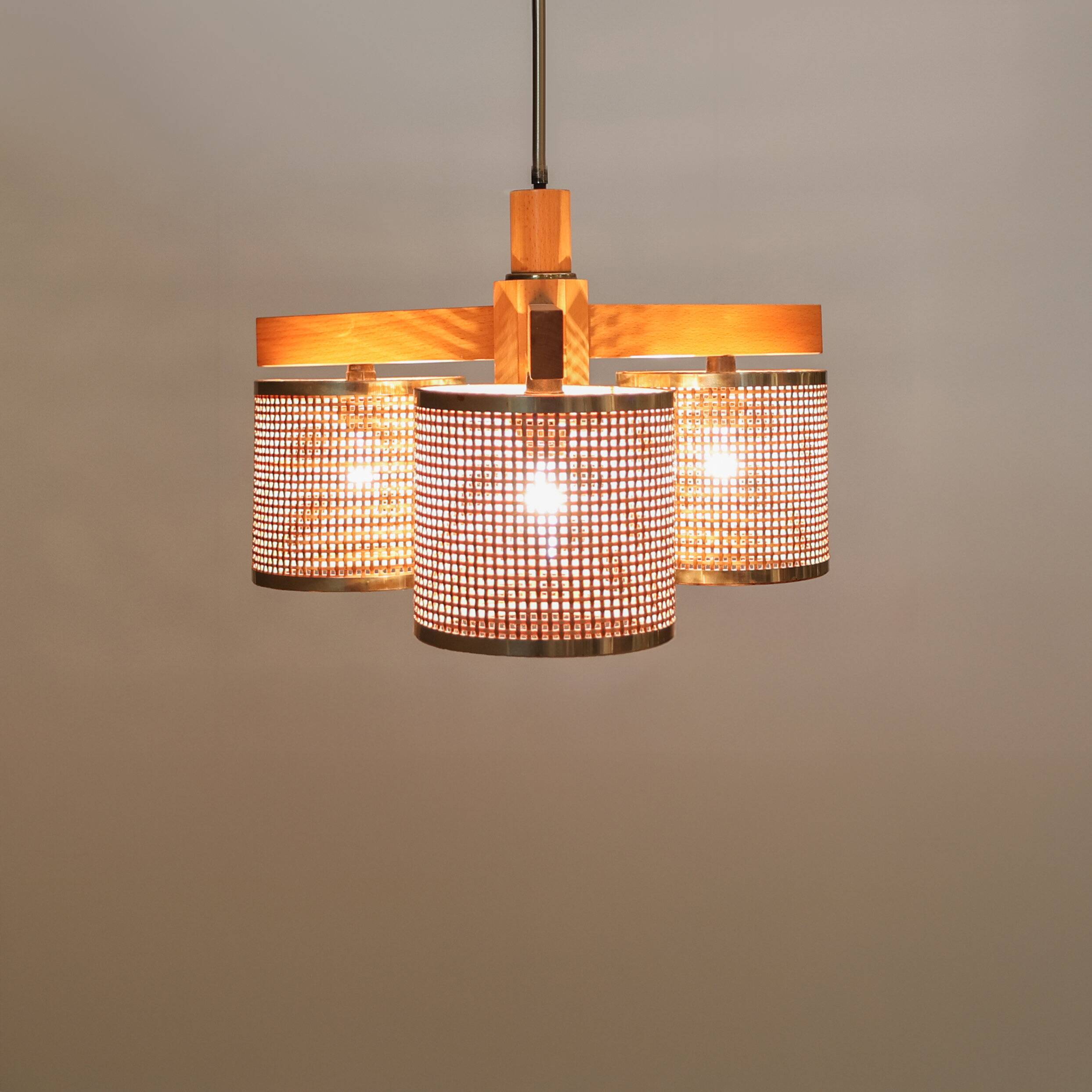 Plafonnier vintage en rotin et laiton, années 1980, Italie.