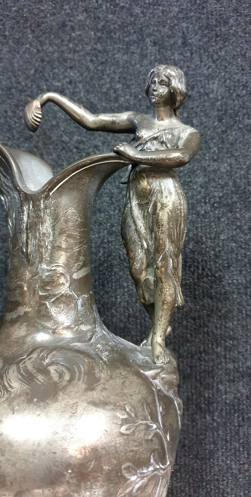 Verseuse époque Art Nouveau en étain a patine argentée