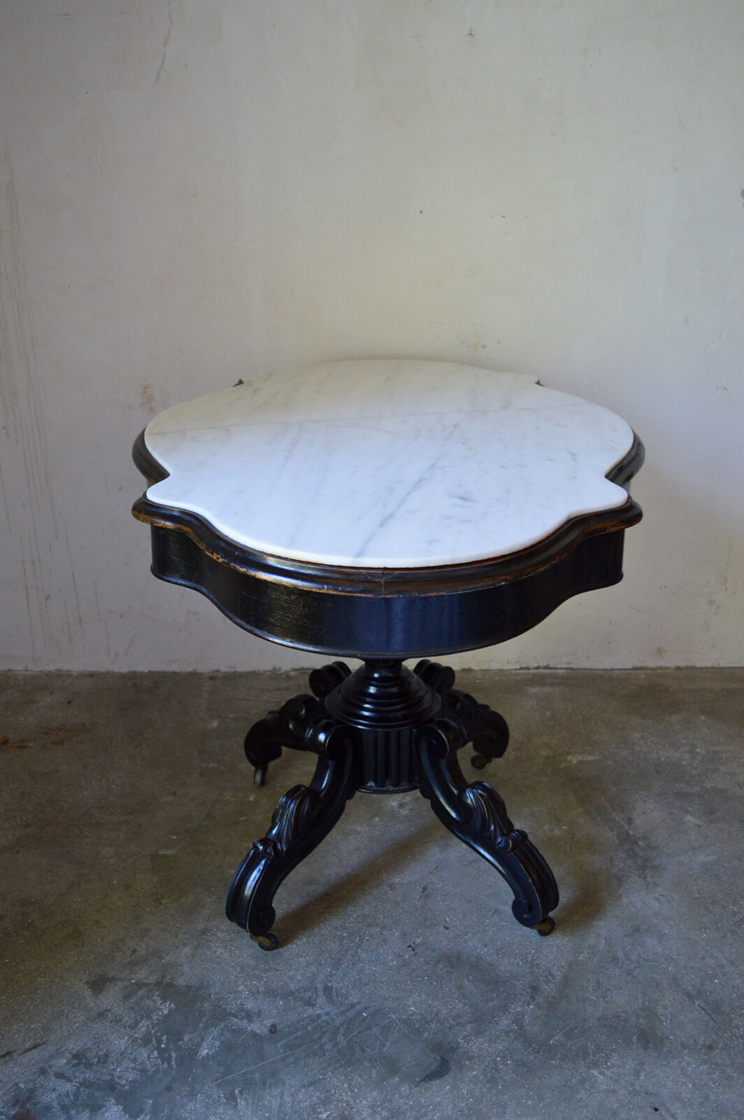 Table violon Napoléon III en bois noirci et marbre blanc, XIXe siècle