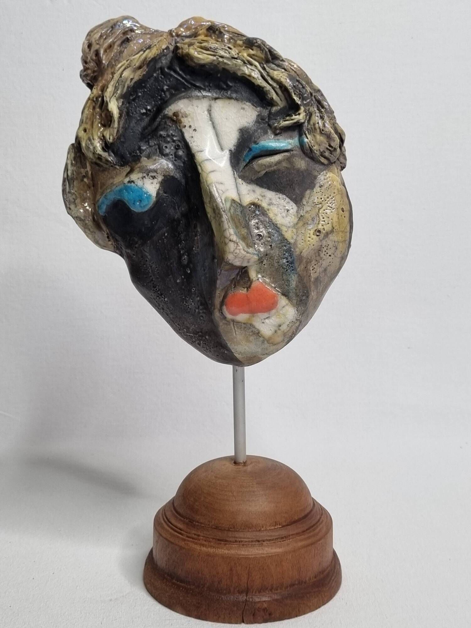 Signed raku ceramic mask, on wooden base – Expressive sculpture 28 cm