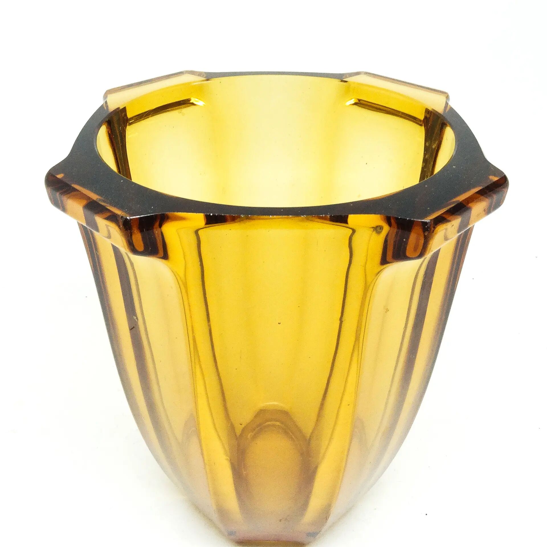 Vase art déco, en verre violet, conçu par R. Schrotter, verrerie Inwald, Tchécoslovaquie, années 1930.