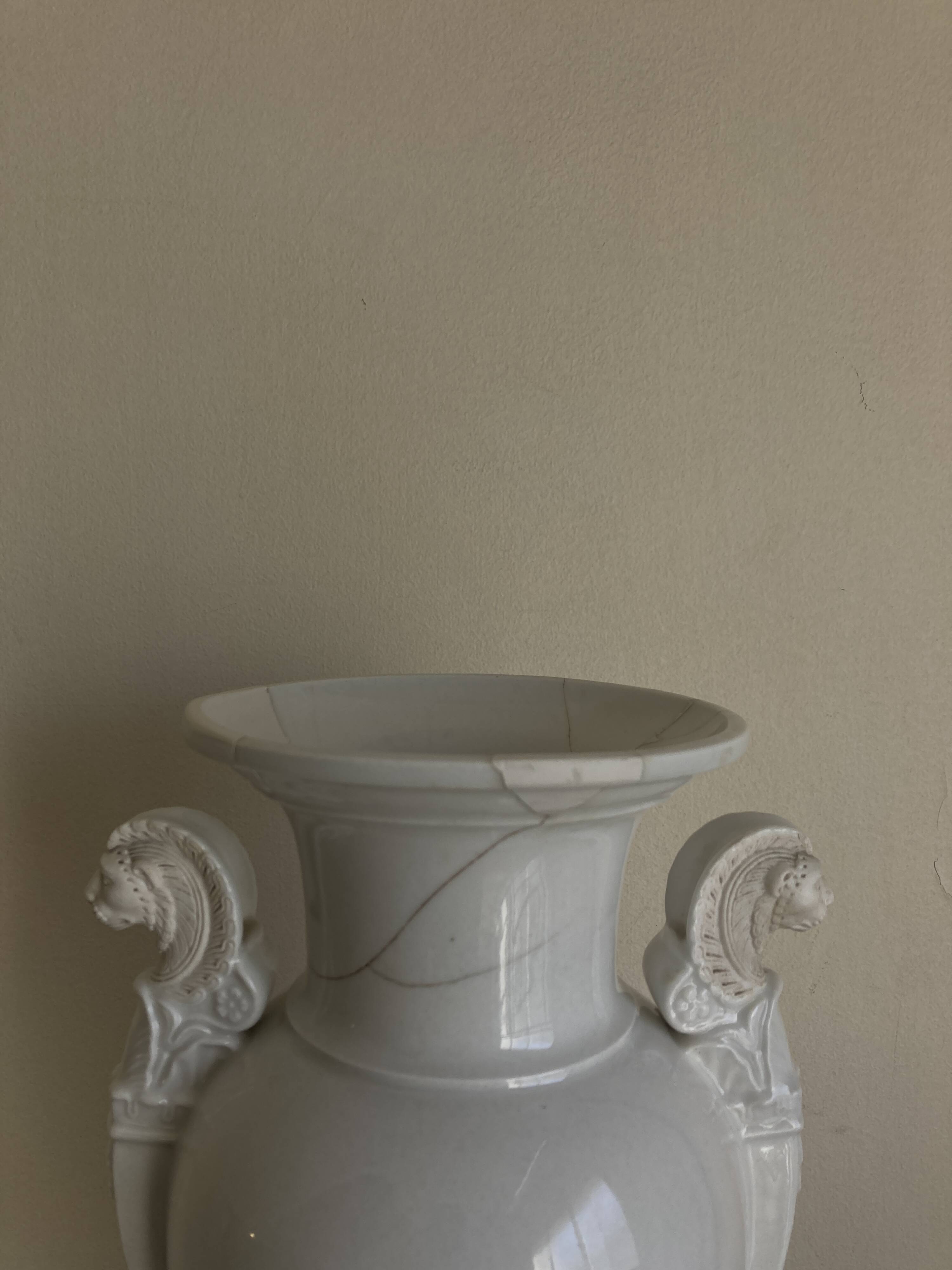 XXL white lion head neo-classical amphora vase from the Empire Consulate.