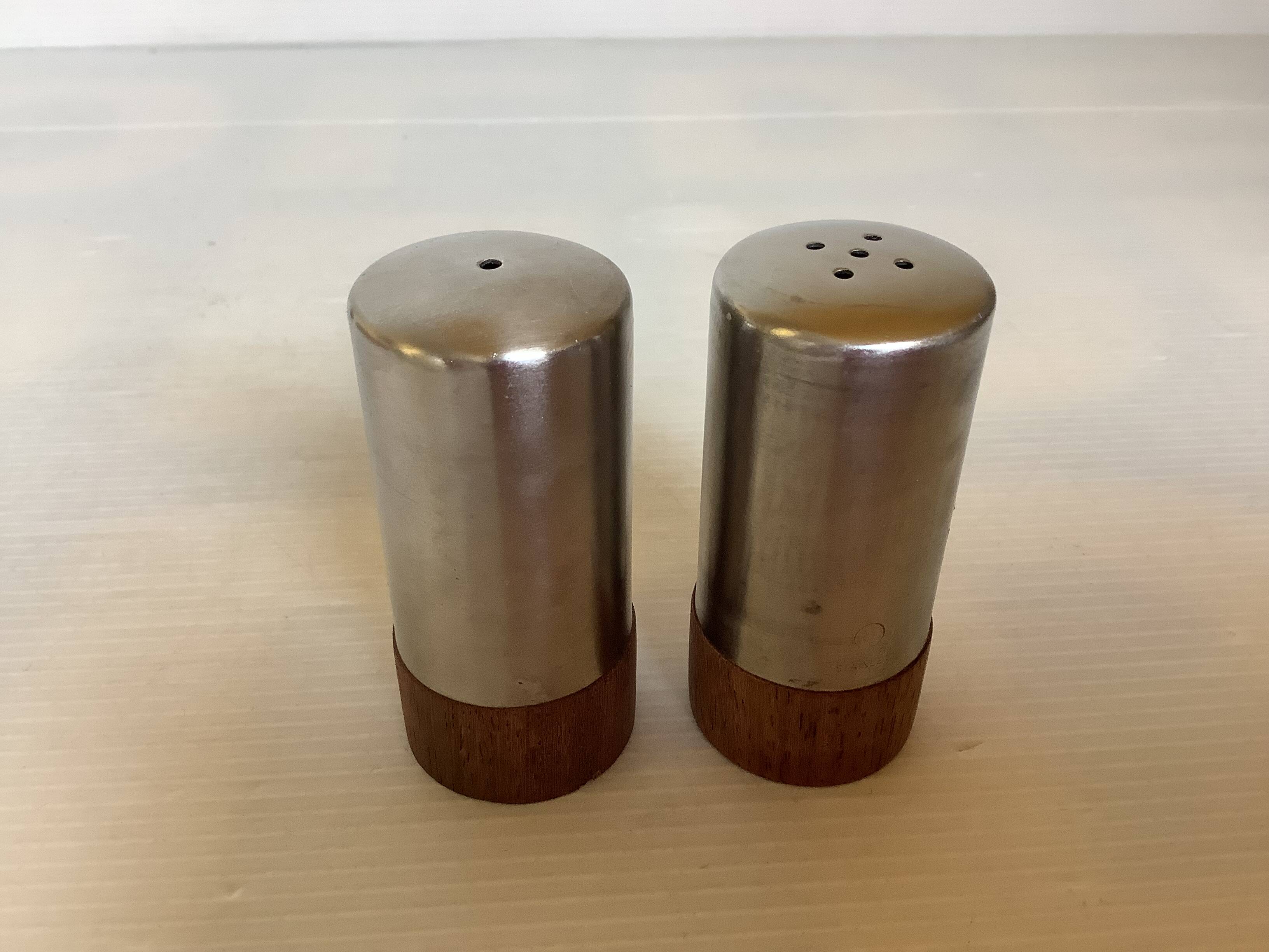 Salt and pepper set in teak and metal, Scandinavian style.