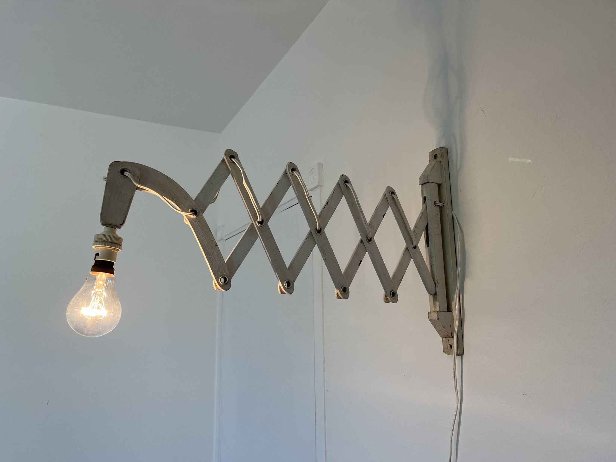 Scandinavian "accordion" or "scissors" wall light in white lacquered wood from the 60s and 70s