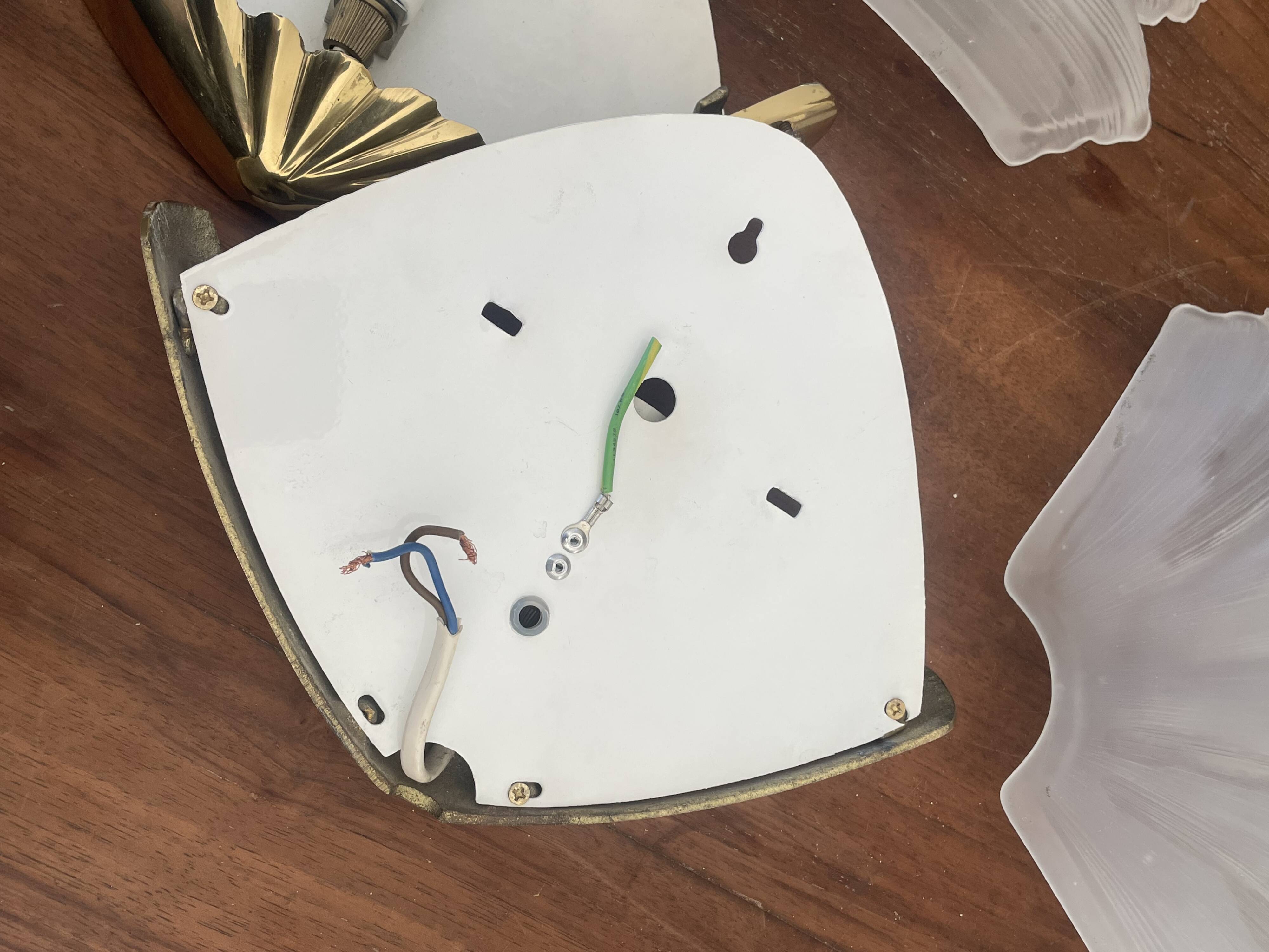 Paire d’appliques vintage en verre dépoli et laiton