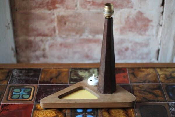 Lampe art déco, lampe de table, lampe à poser, lampe de chevet, lampe bois conique avec socle triangulaire , 40's
