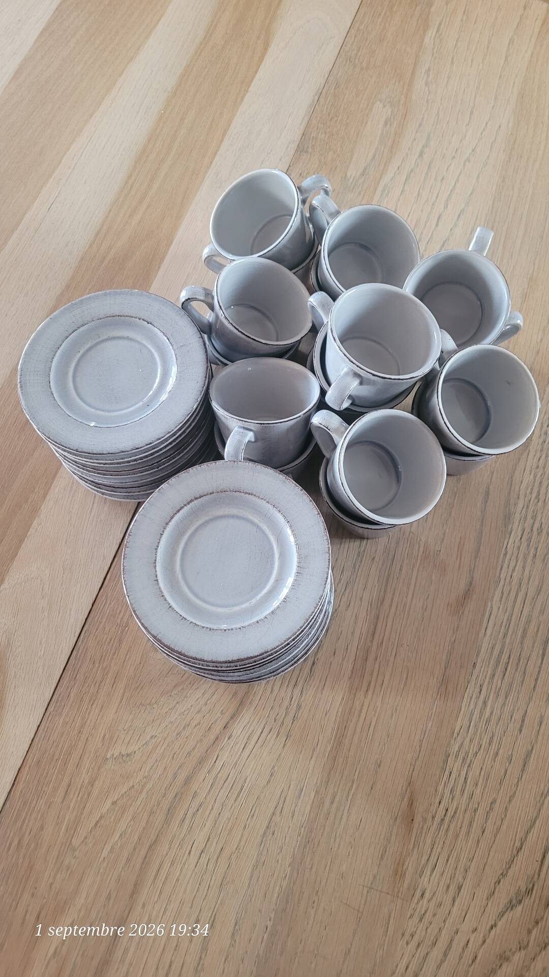 17 hand-painted stoneware coffee cups and saucers (ideal for professional use)
